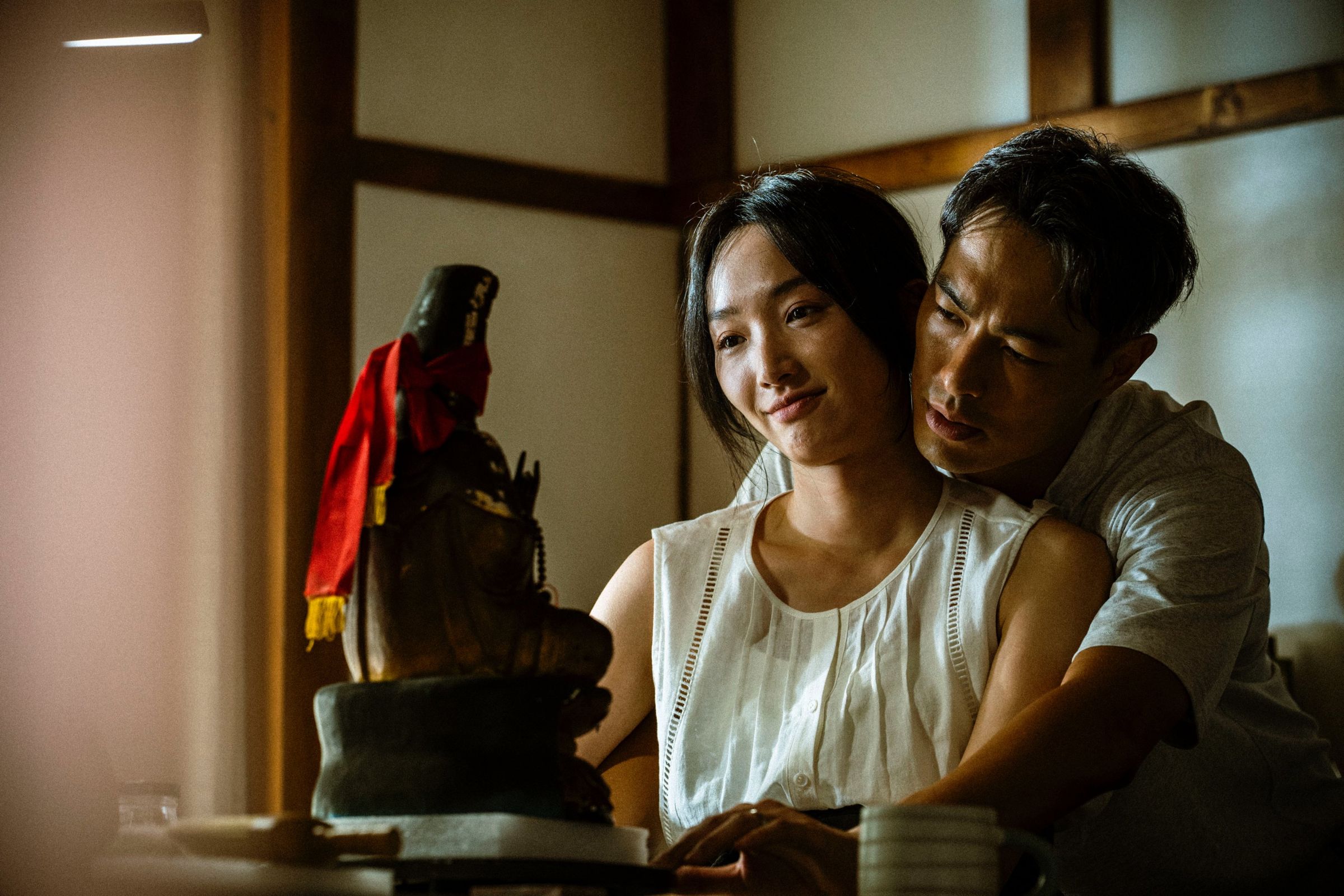 楊祐寧（右）與蔡思韵（左）在《泥娃娃》演出即將迎來新生命的夫妻，卻在帶回泥娃娃後發生無法解釋的怪事。（天予電影提供）