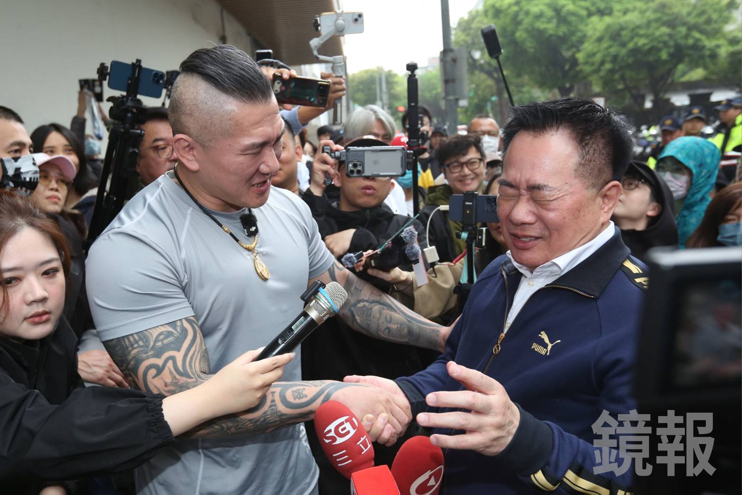 蔡正元赴北檢報到，陳之漢與張啓楷等人均到場聲援。（鏡報姜永年）