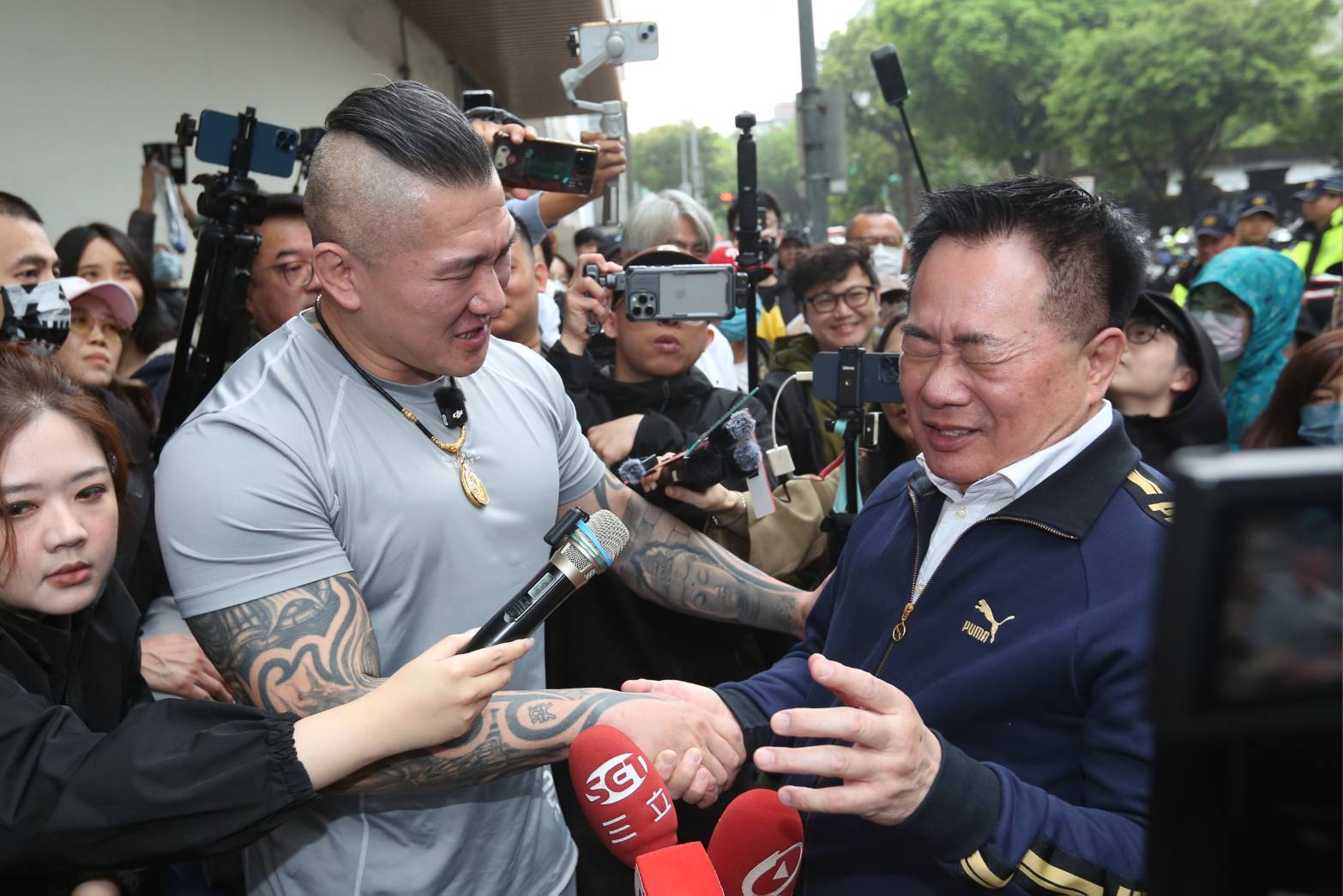 蔡正元赴北檢報到，陳之漢與張啓楷等人均到場聲援。（鏡報姜永年）