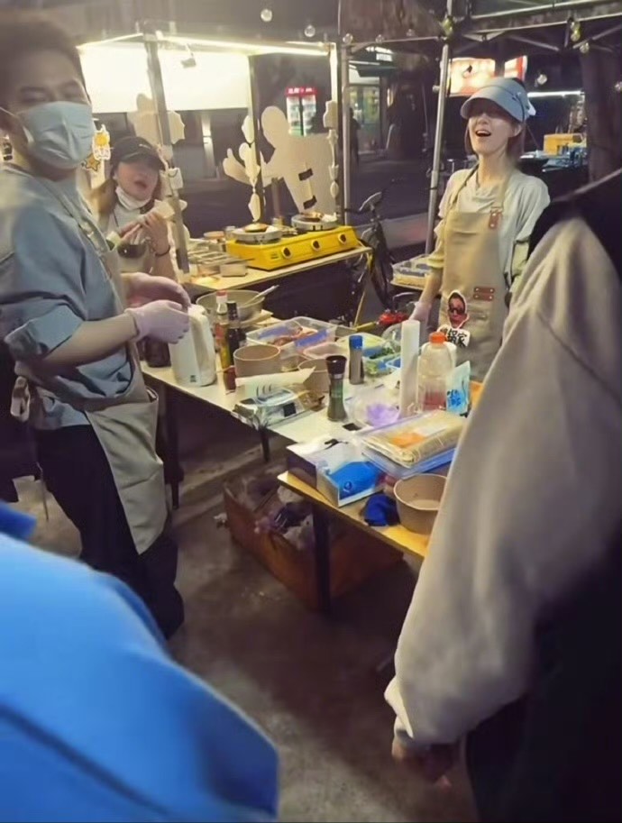 趙露思親切與粉絲互動。（翻攝自微博）