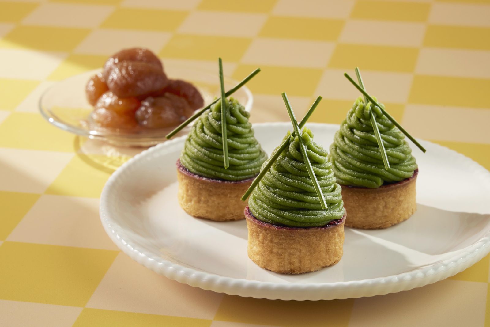 鄭吉賢主廚將「蒙布朗」幻化為日式風味的「抹茶蒙布朗」,一圈圈的外層為糖漬栗子製成的抹茶餡。(台北寒舍艾美酒店提供)