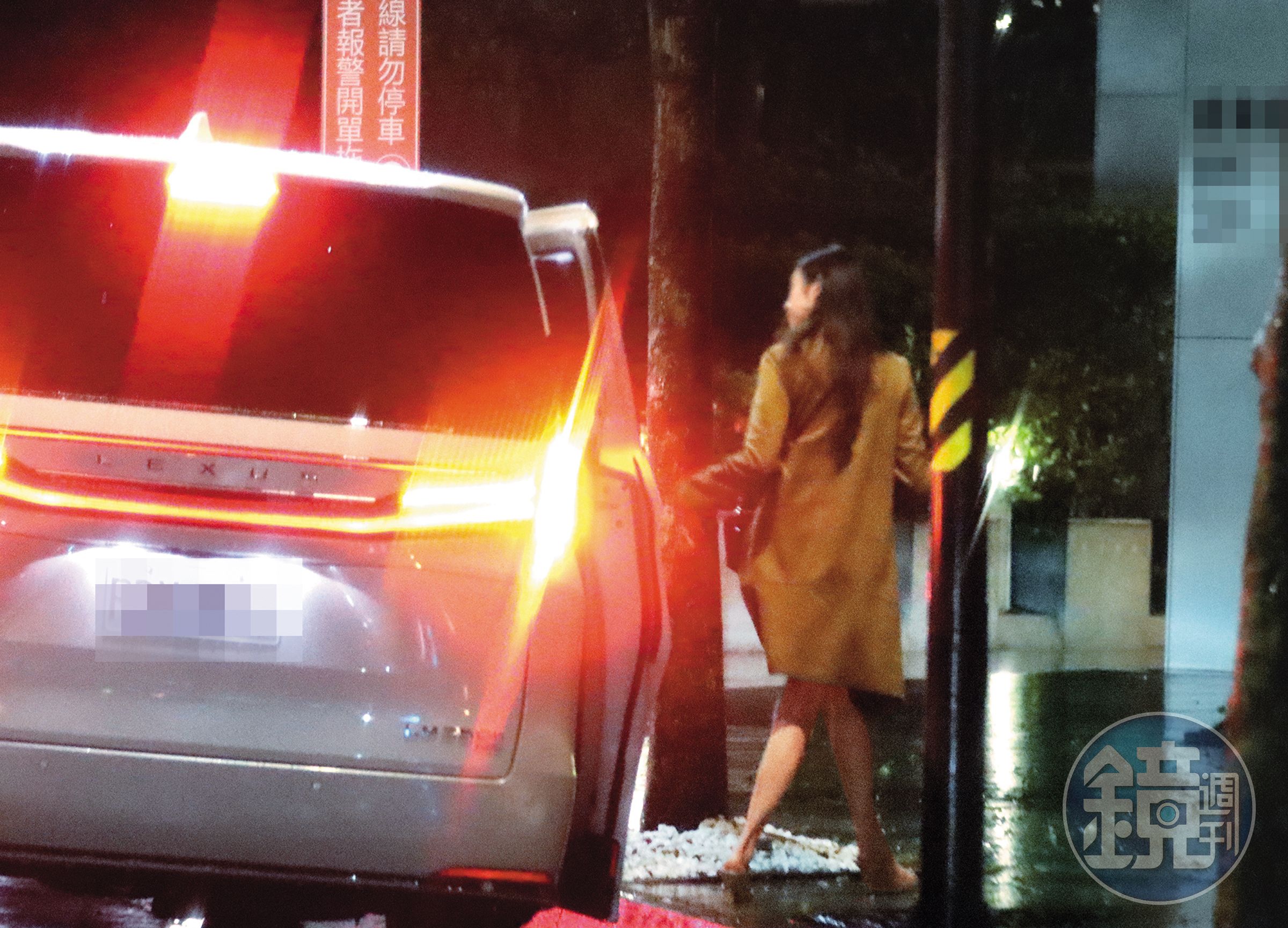 23:32 黃立成先送女伴回家,即使兩人住處僅須過個馬路就到。
