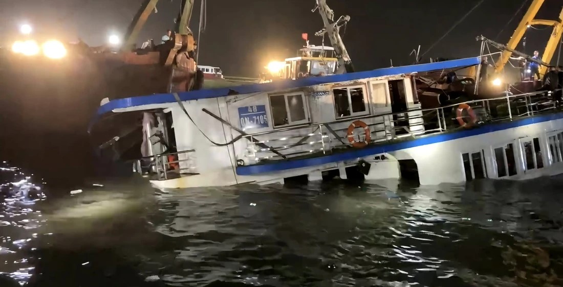 被列為世界文化遺產之一的越南景點下龍灣19日下午發生遊船翻覆憾事，已知34人罹難。（翻攝越南媒體tuoitre）