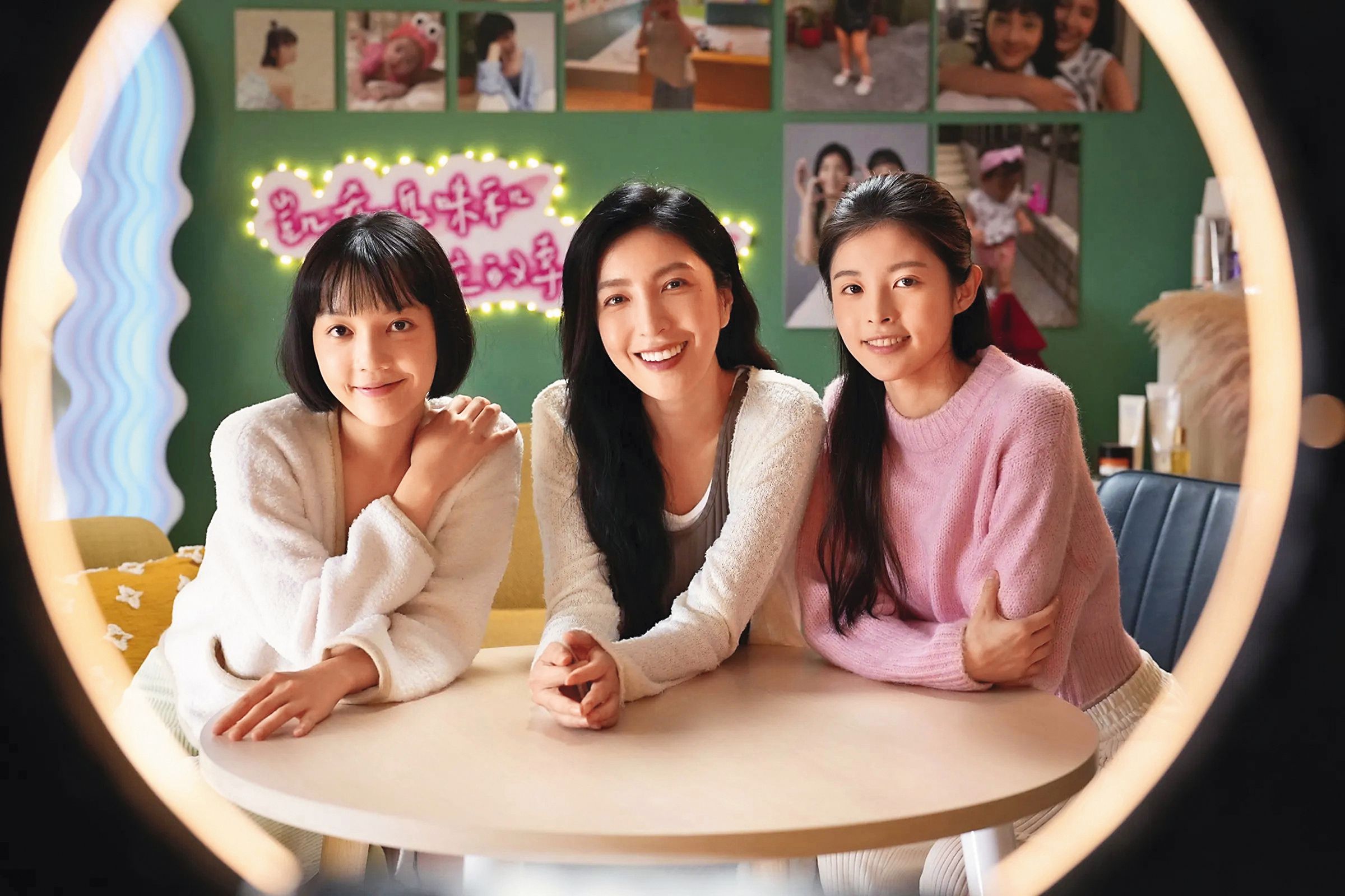 楊謹華(中)在新劇《看看你有多愛我》飾演育有一對雙胞胎女兒的親子網紅。左為林思廷、右為詹子萱。(晴天影像提供)