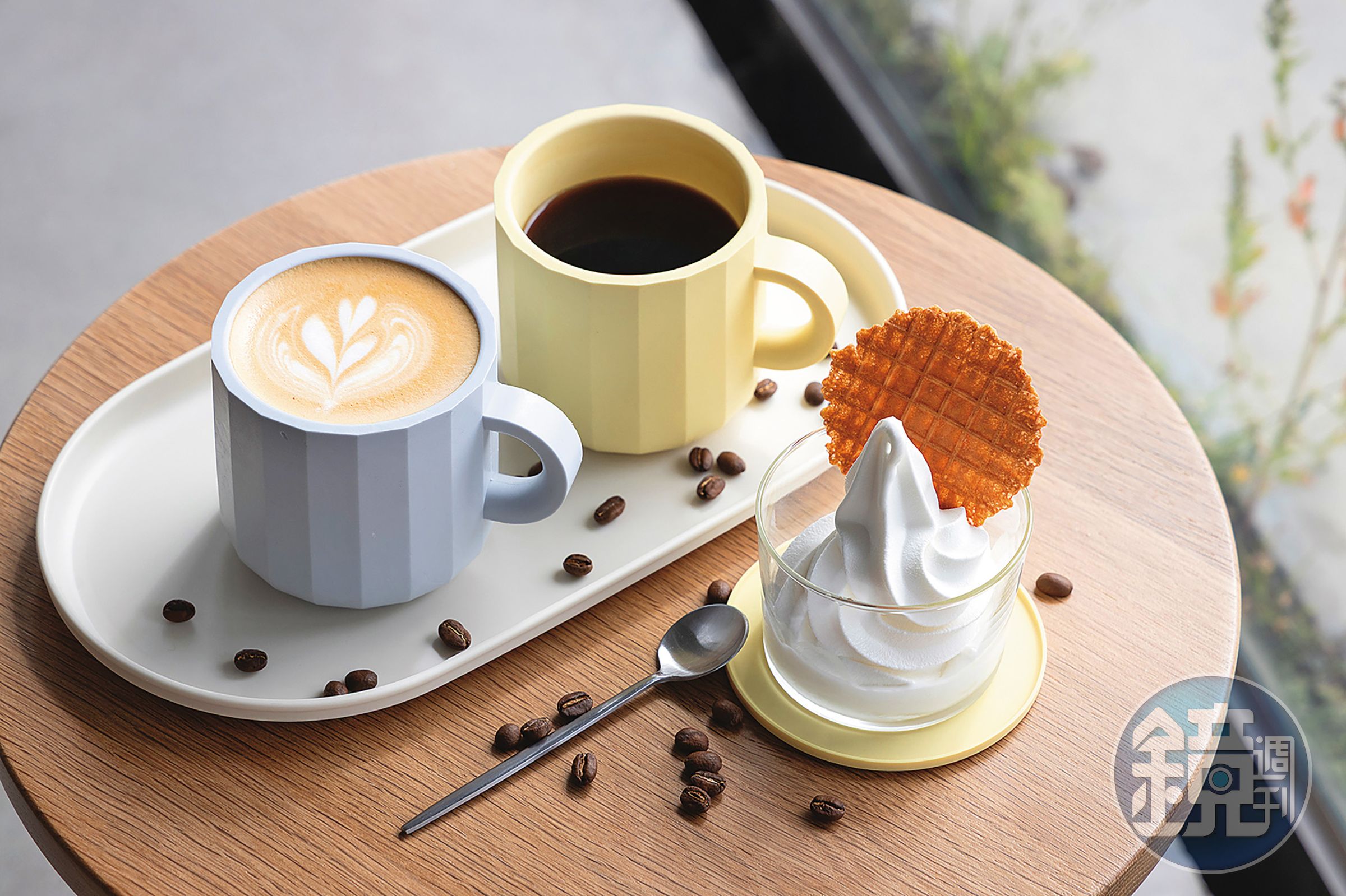 「Pharos Coffee」的「巴拿馬藝伎手沖咖啡」（中，240元／杯）、「霜淇淋」（右，100元／份）與「拿鐵」（左，160元／杯）。