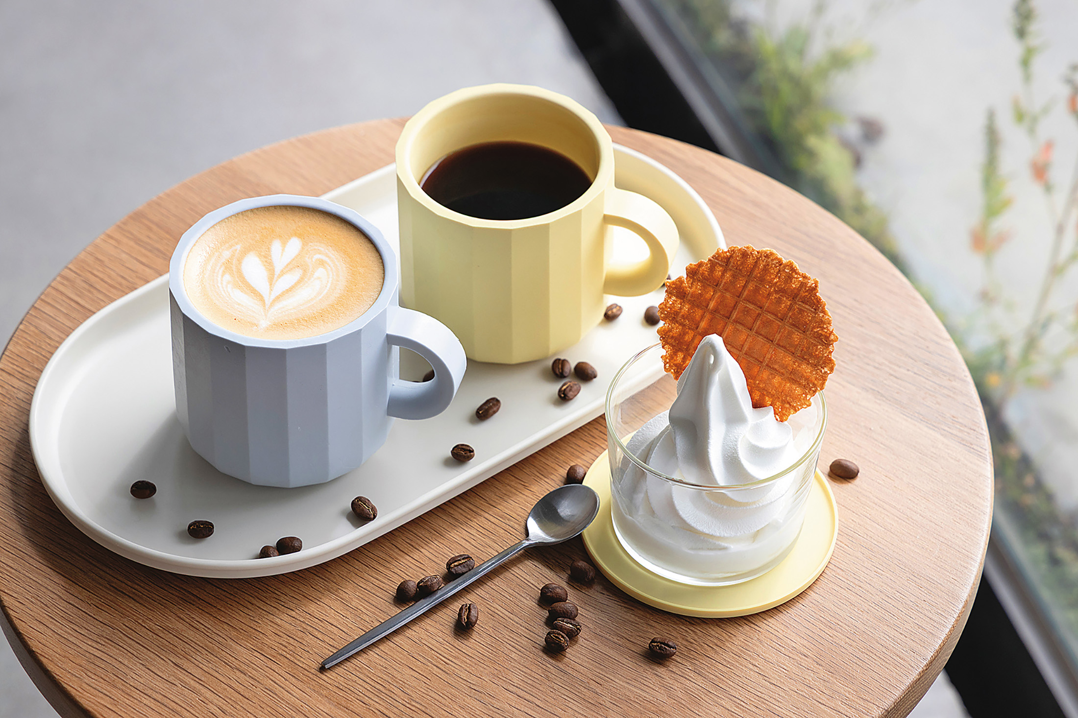 「Pharos Coffee」的「巴拿馬藝伎手沖咖啡」（中，240元／杯）、「霜淇淋」（右，100元／份）與「拿鐵」（左，160元／杯）。