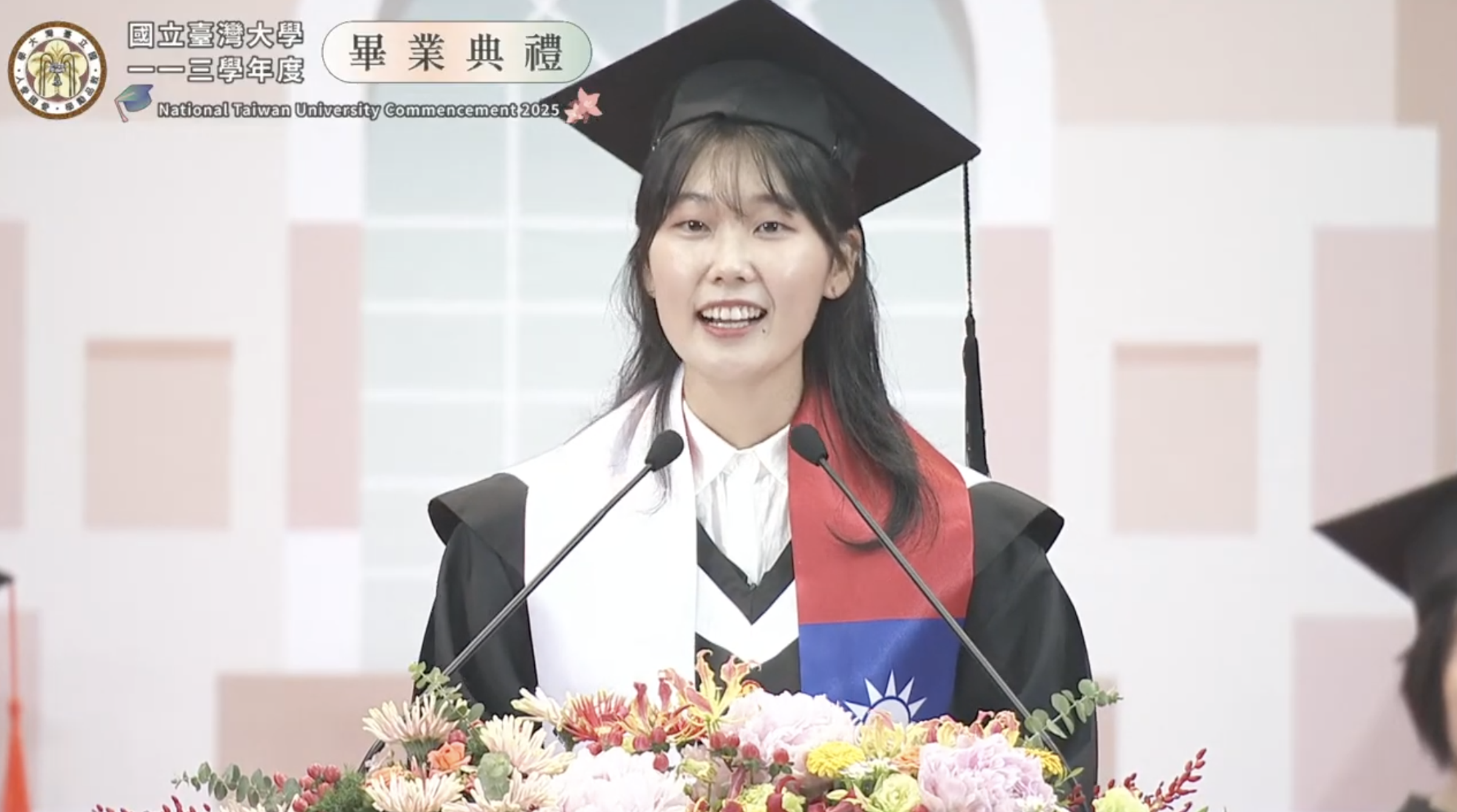 宋美娜是台大中文系畢業生,代表國際學生在畢業典禮上演講。(翻攝頻道臺大YouTube)