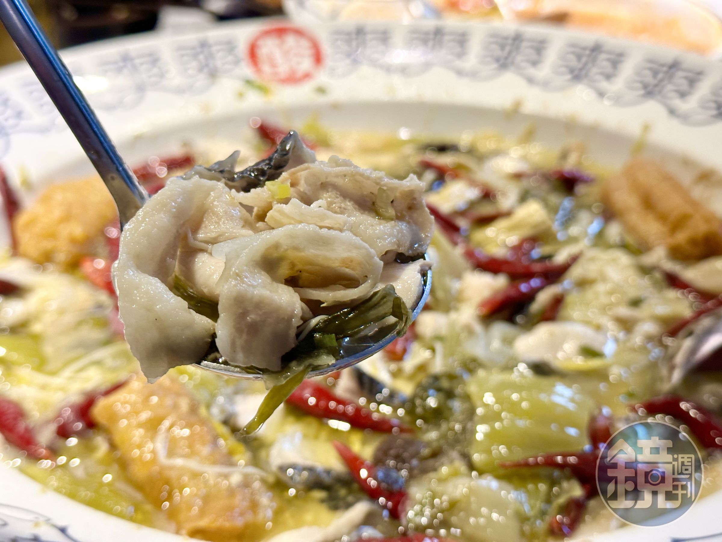 酸菜魚特地加進豬五花肉片,讓湯頭油香更豐厚。
