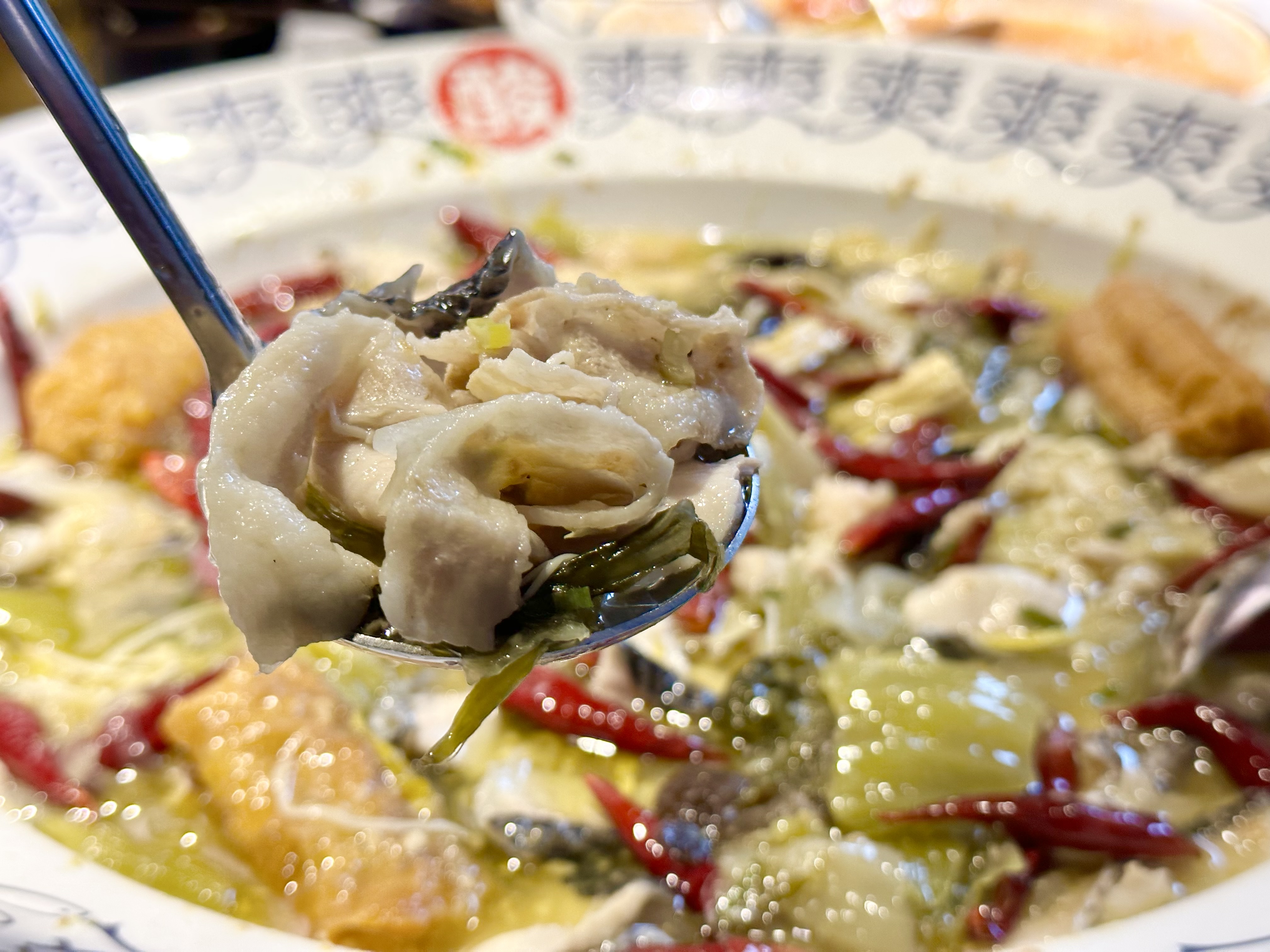 酸菜魚特地加進豬五花肉片，讓湯頭油香更豐厚。