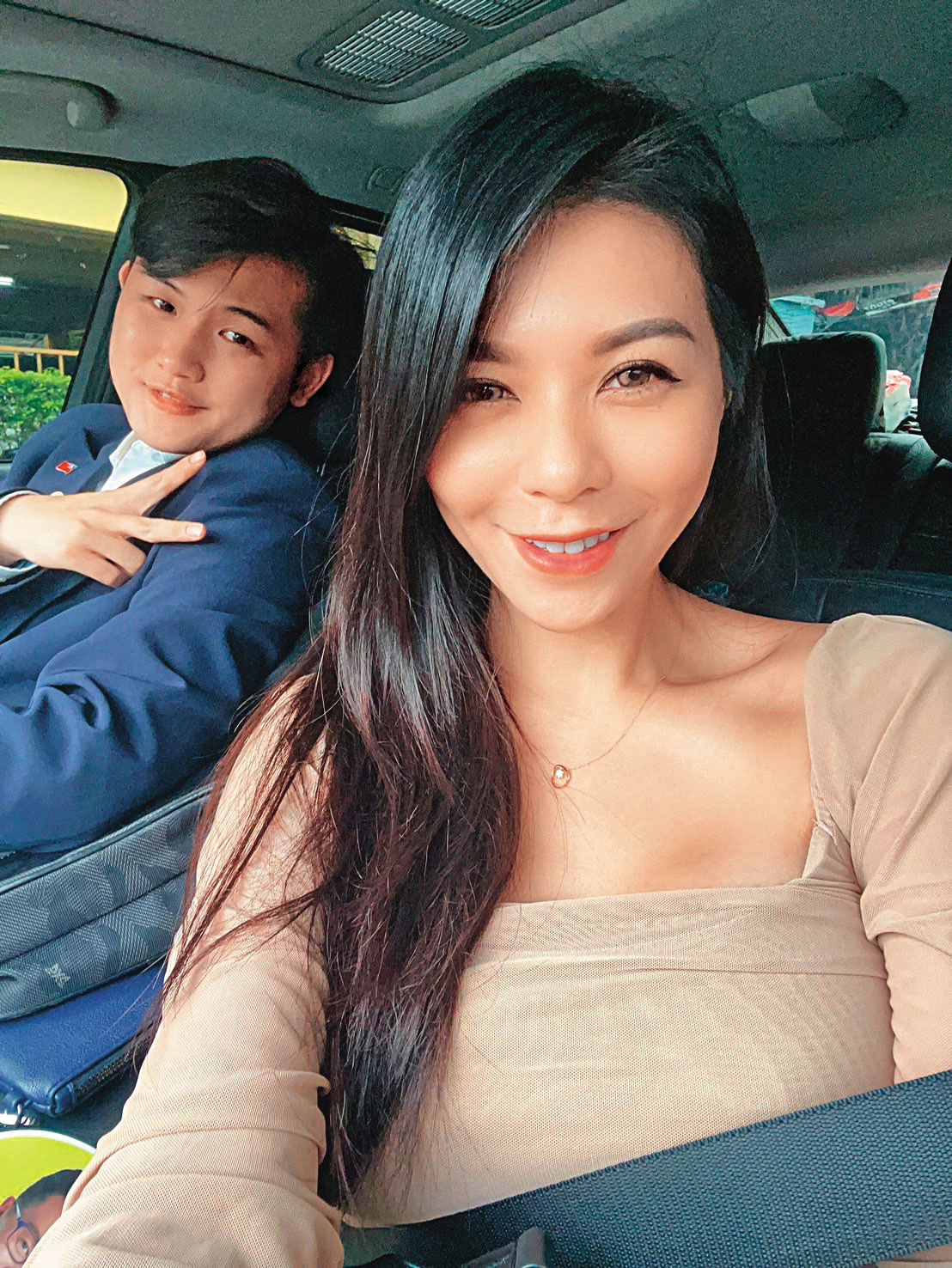 女歌手Rina（右）與藝人蕭淑慎的老公梁軒安（左）簽下經紀約，打算復出，結果慘遭性侵。（Rina提供）