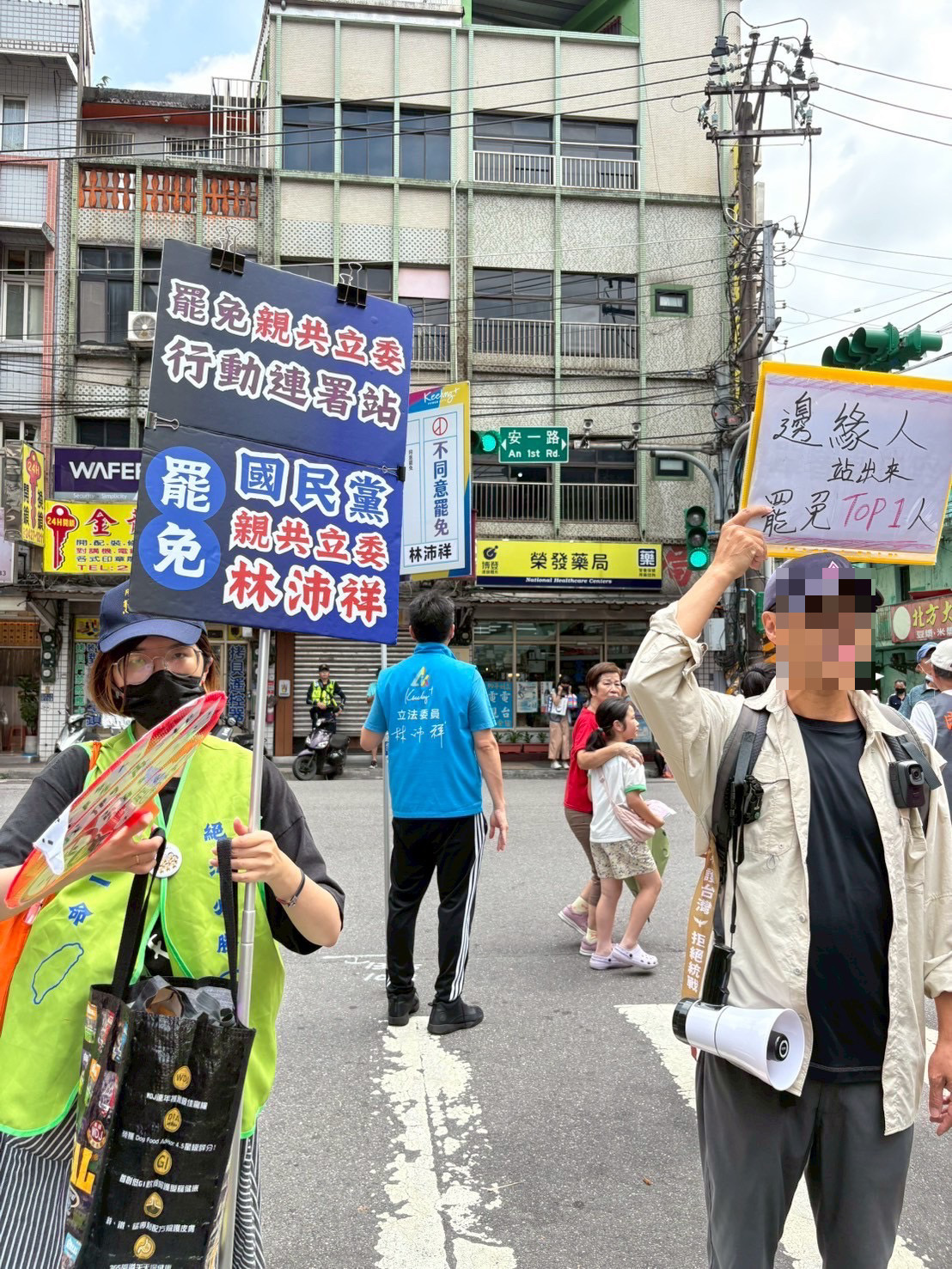 基隆罷免二階連署進入最後階段，民團上街蒐集連署書。（女力護國計畫提供）