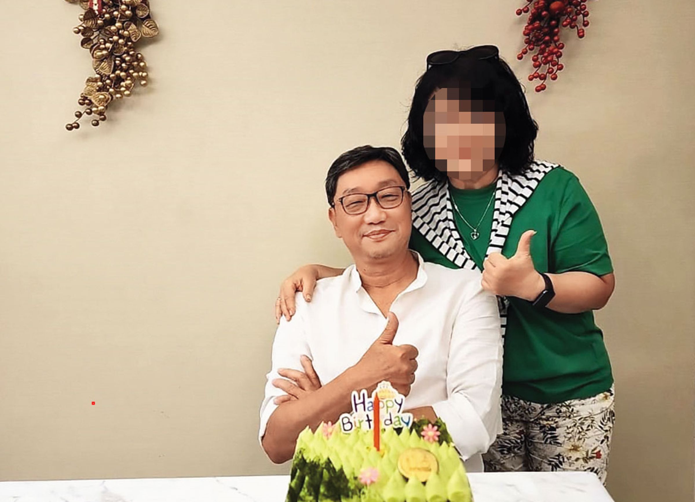 張妻(右)曾抓包張振平(左)偷吃女助理,但為了家庭隱忍至今。(翻攝張妻臉書)