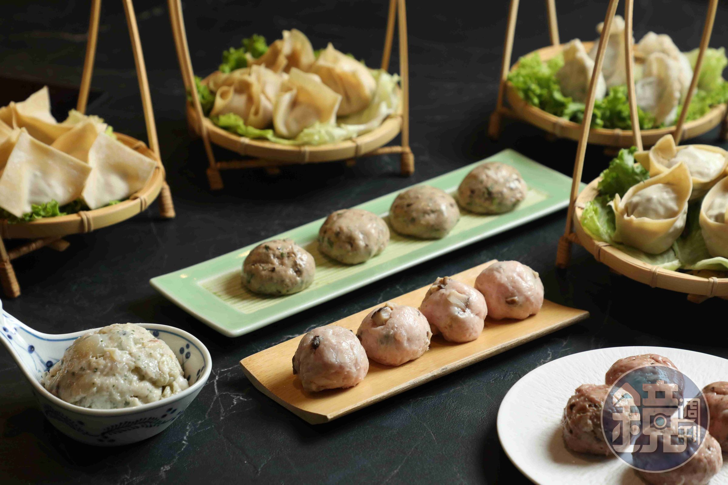 從陳皮牛肉丸、花菇貢丸、香芹鱸魚丸、翡翠豆苗鮮蝦餃、南洋花枝蝦滑到港式花枝雲吞，都是廚師手工製作。（180～280元／份）