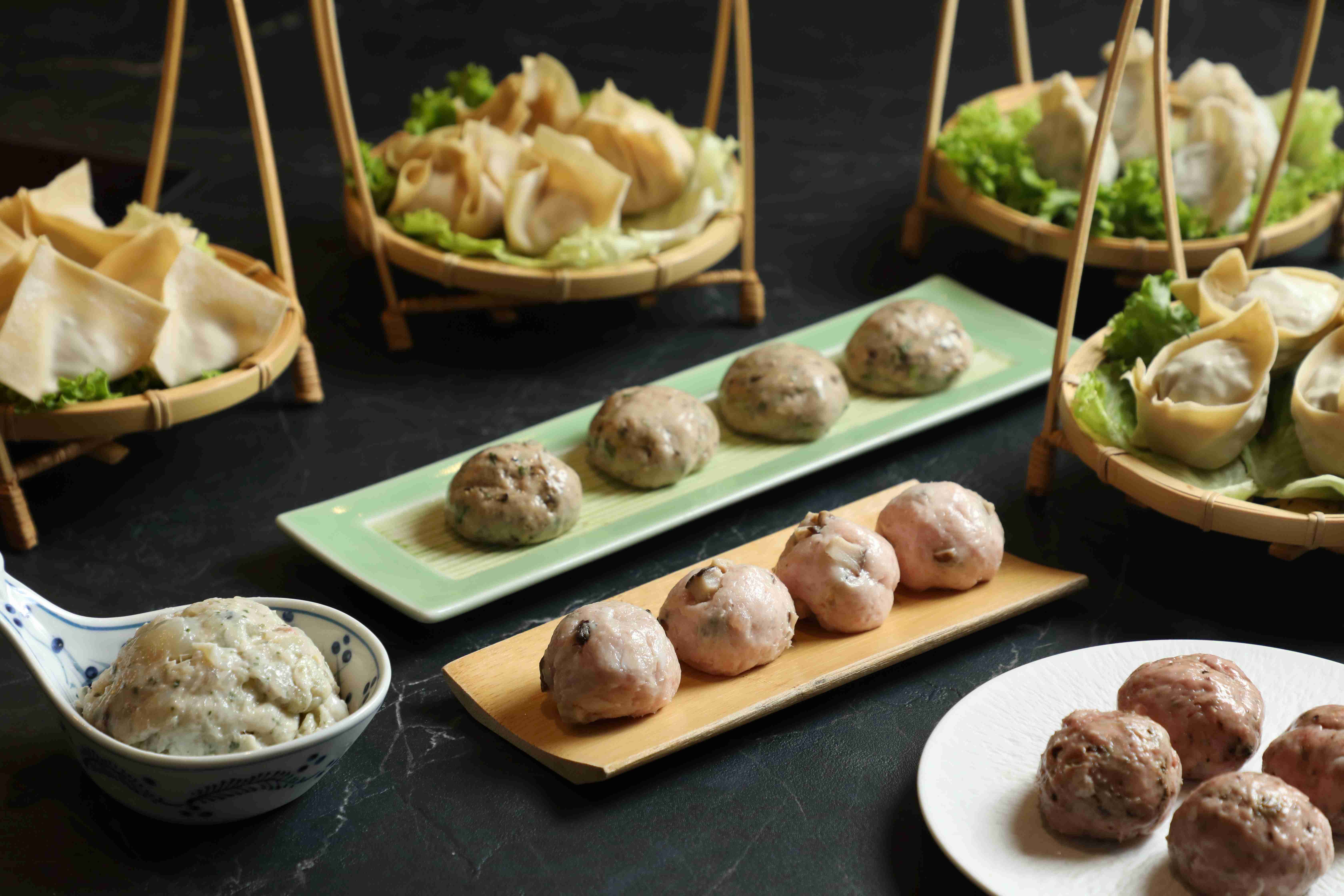 從陳皮牛肉丸、花菇貢丸、香芹鱸魚丸、翡翠豆苗鮮蝦餃、南洋花枝蝦滑到港式花枝雲吞,都是廚師手工製作。(180~280元/份)
