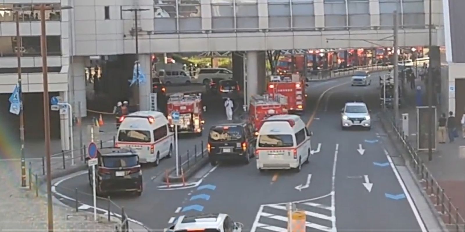 大批消防員湧入JR站!驚傳列車「遭灑不明噴霧」3人送醫 混亂畫面曝光