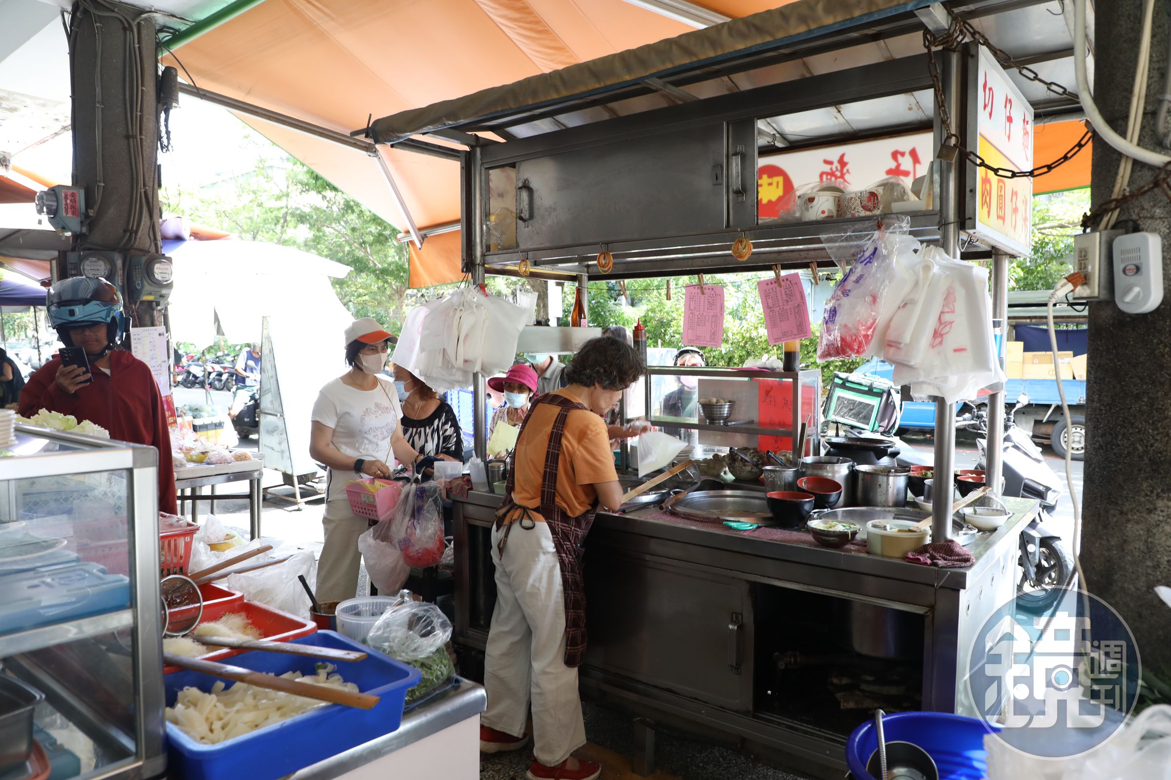 店門口擺了一個攤車專門煮鹹食。