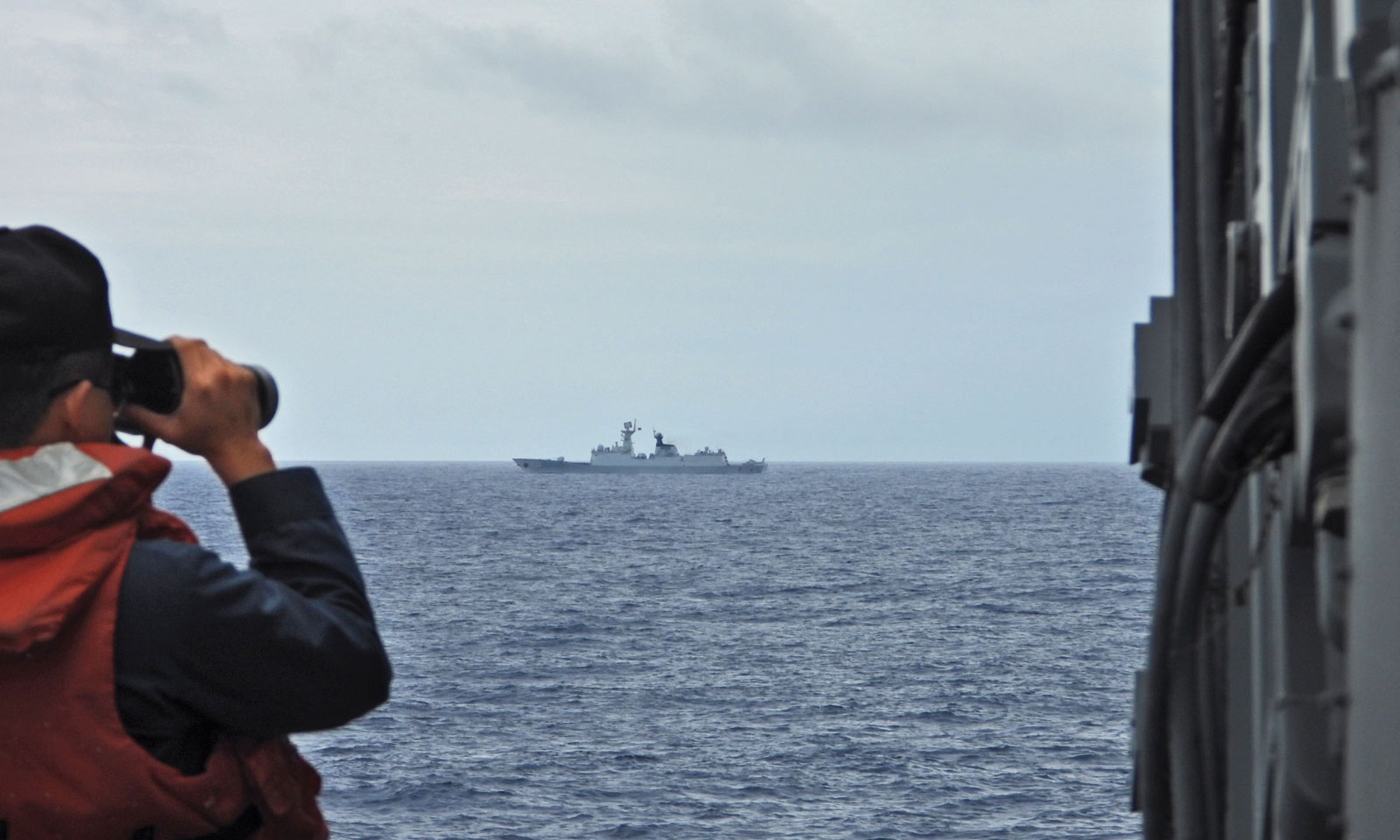 我軍監測共軍艦隊有無越中線。（國防部提供）