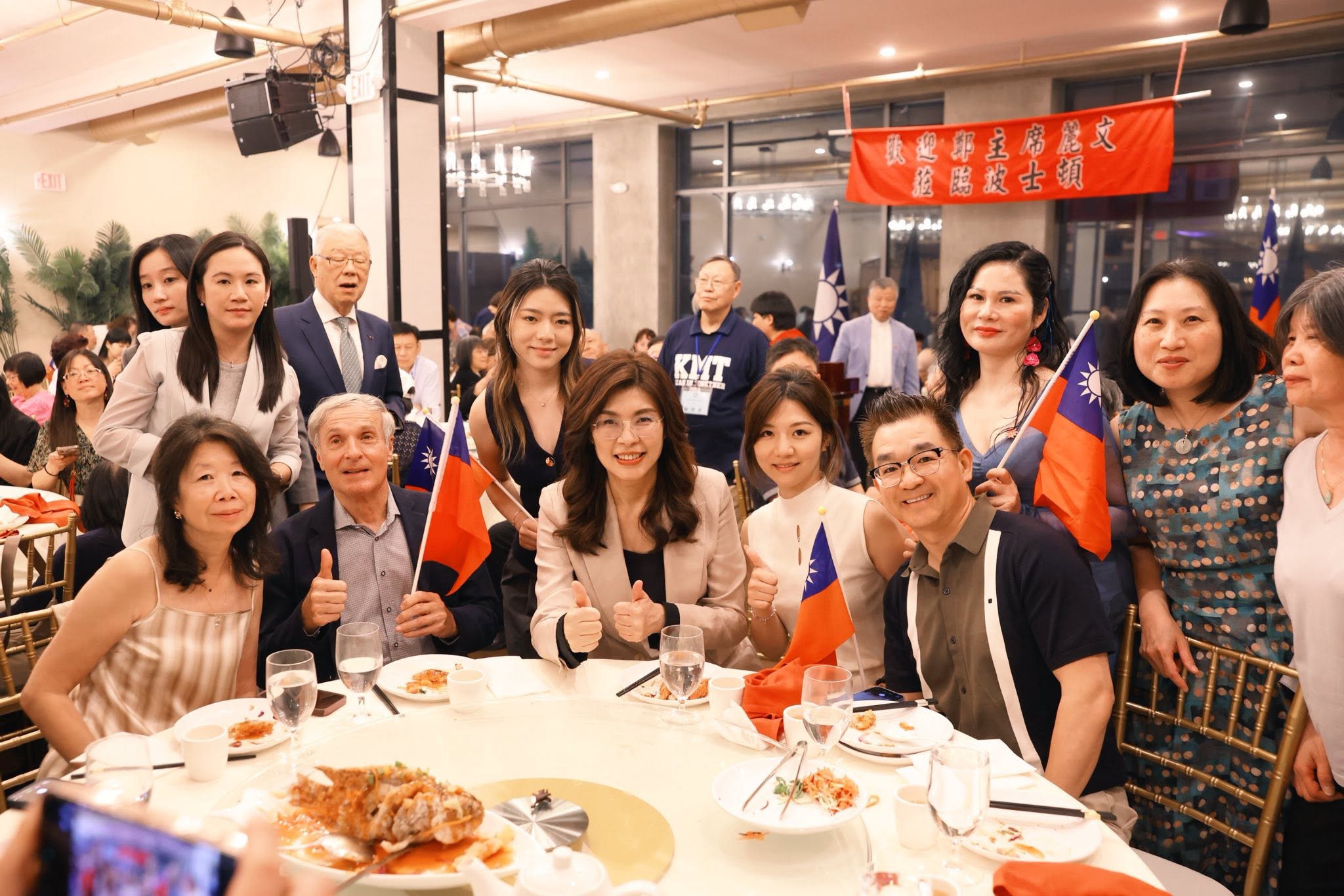 鄭麗文身旁坐的俞國梁（前排右1）被質疑為中國統戰部官員。（翻攝自臉書@鄭麗文）