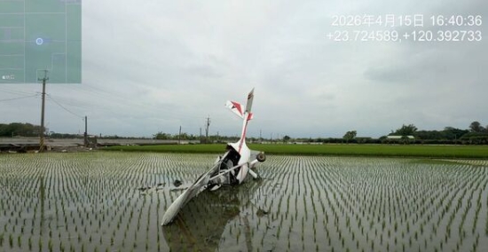 雲林虎尾發生輕航機墜毀意外，機頭朝下插進田埂，現場機身嚴重損毀。（翻攝畫面）