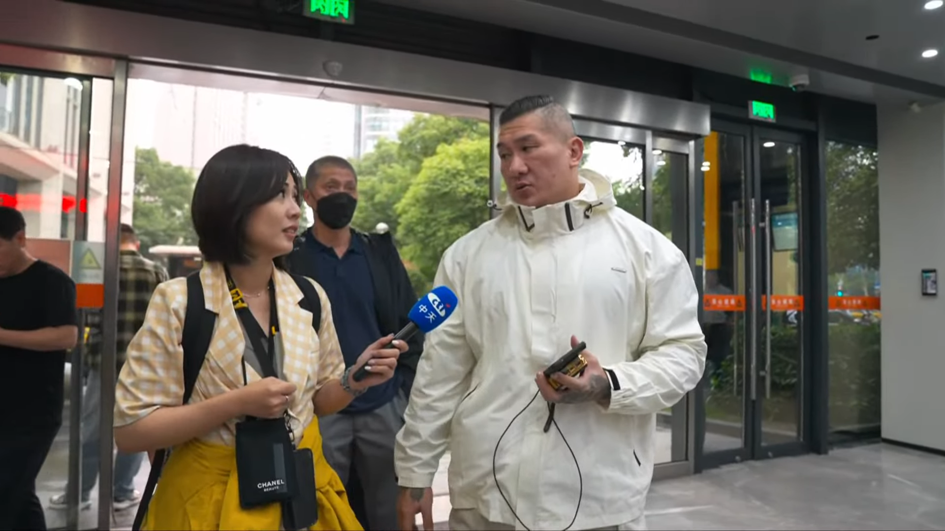 館長到中國後，開直播宣揚中國哪些地方比台灣好，身旁還有過去他曾反對的媒體陪同。（翻攝自長惡名昭彰YT頻道）