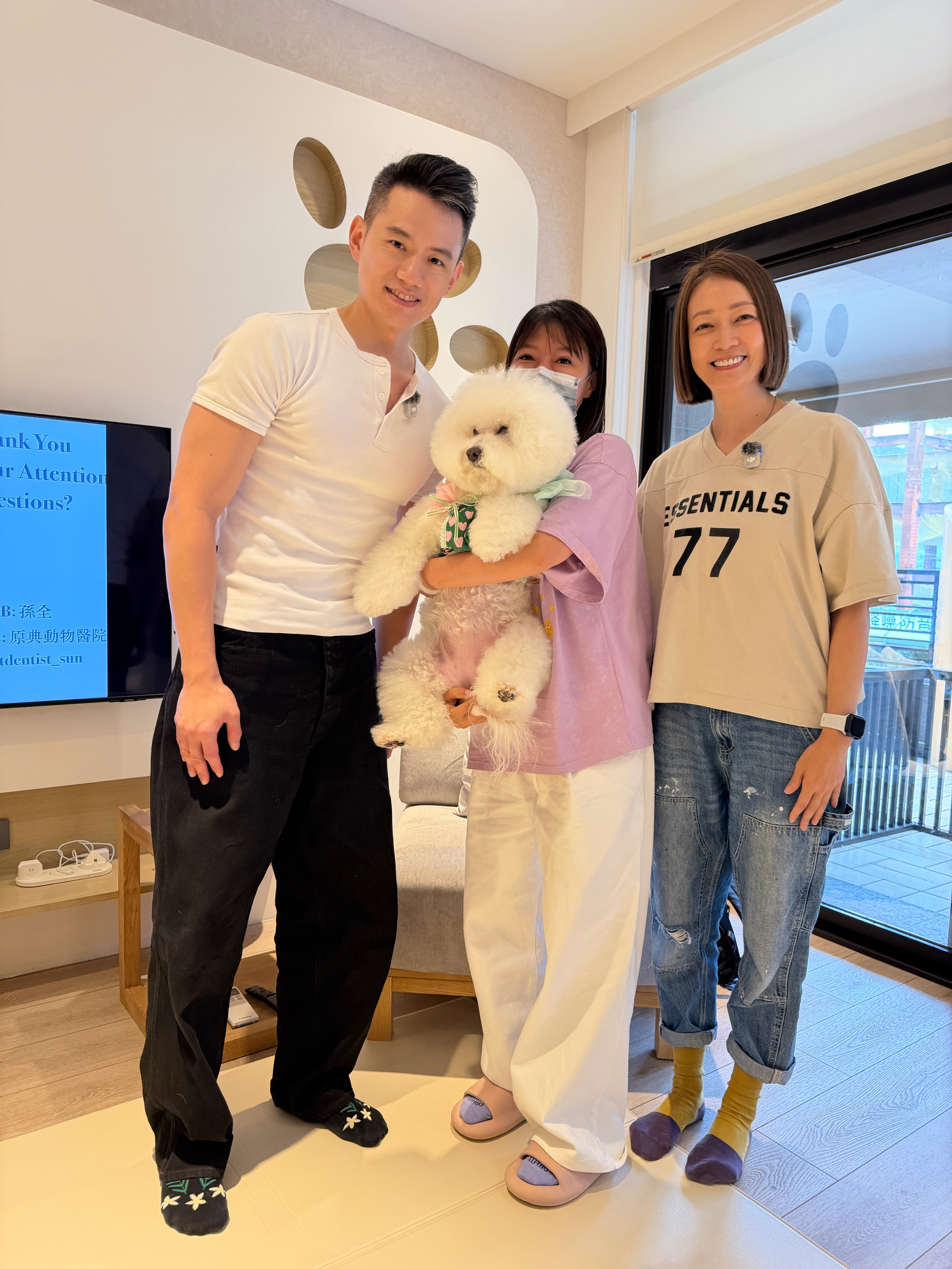 潘慧如(右起)和網紅犬邦妮、牙科獸醫師孫全開心合影。球狀星團娛樂