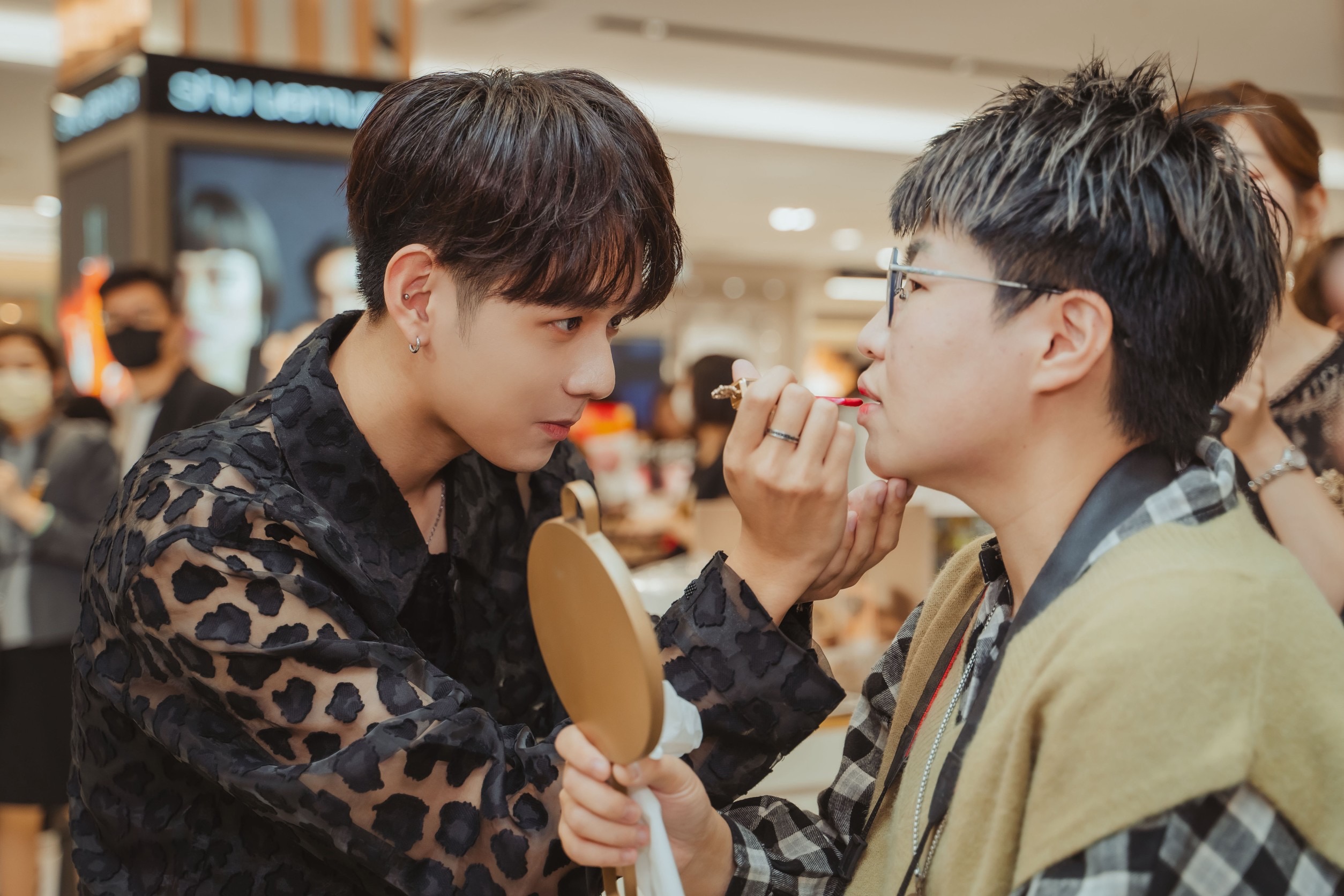 洪暐哲是香水控，被封香水魔人。（盧亞香水提供）