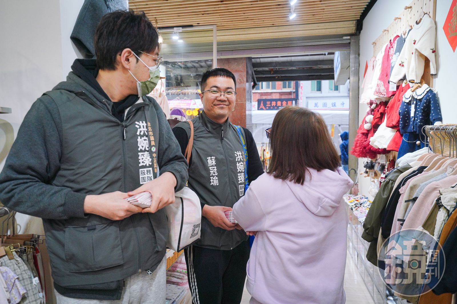 吳珮瑄的老公蘇冠瑜（中）起初也在店裡幫忙，但只做3個月就覺得無聊，喜歡服務人的他，現是萬華區市議員洪婉臻助理。