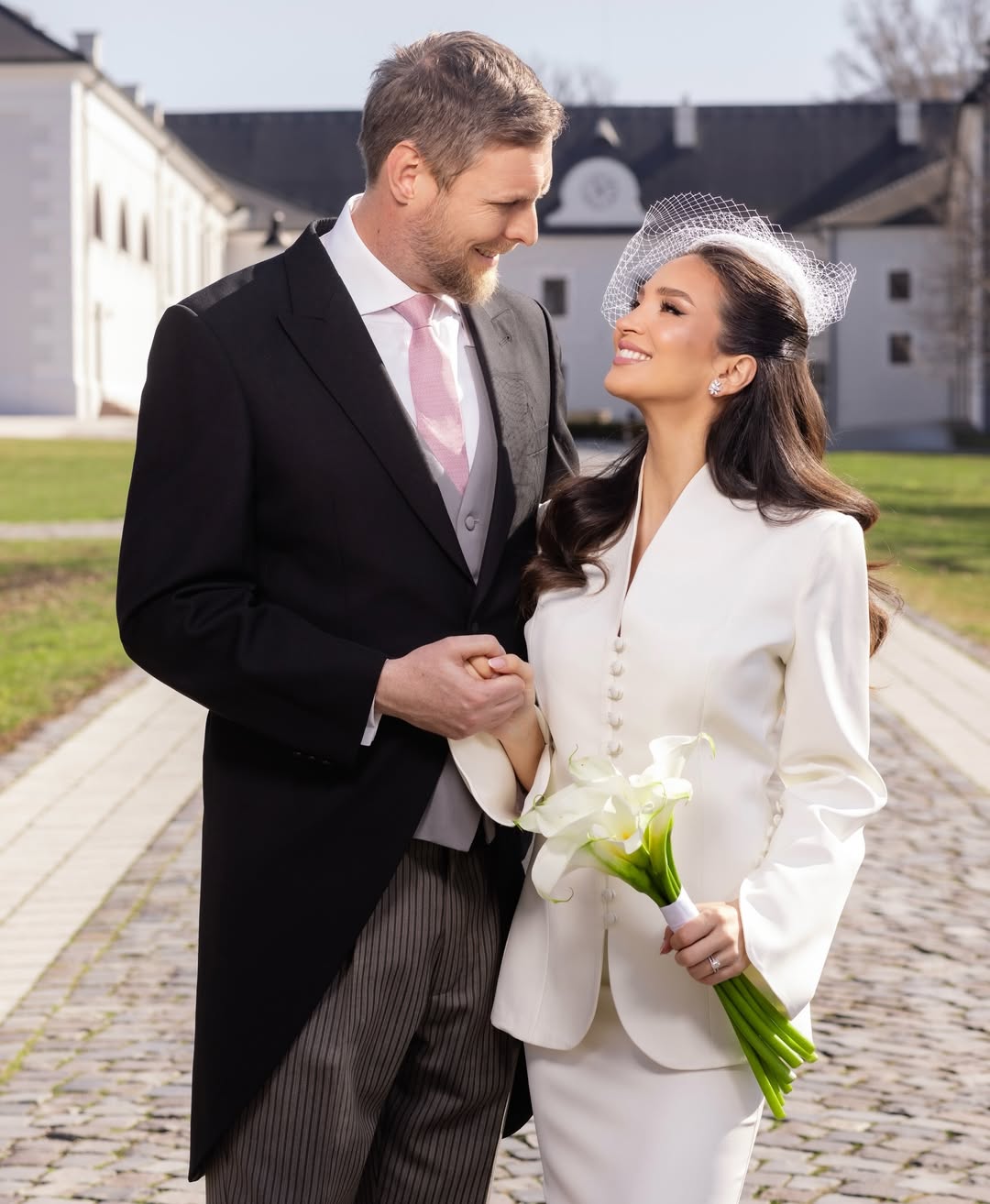 萊卡王子與布萊爾塔結婚,地點選在具有家族意義的阿波尼城堡。(翻攝princleka IG)