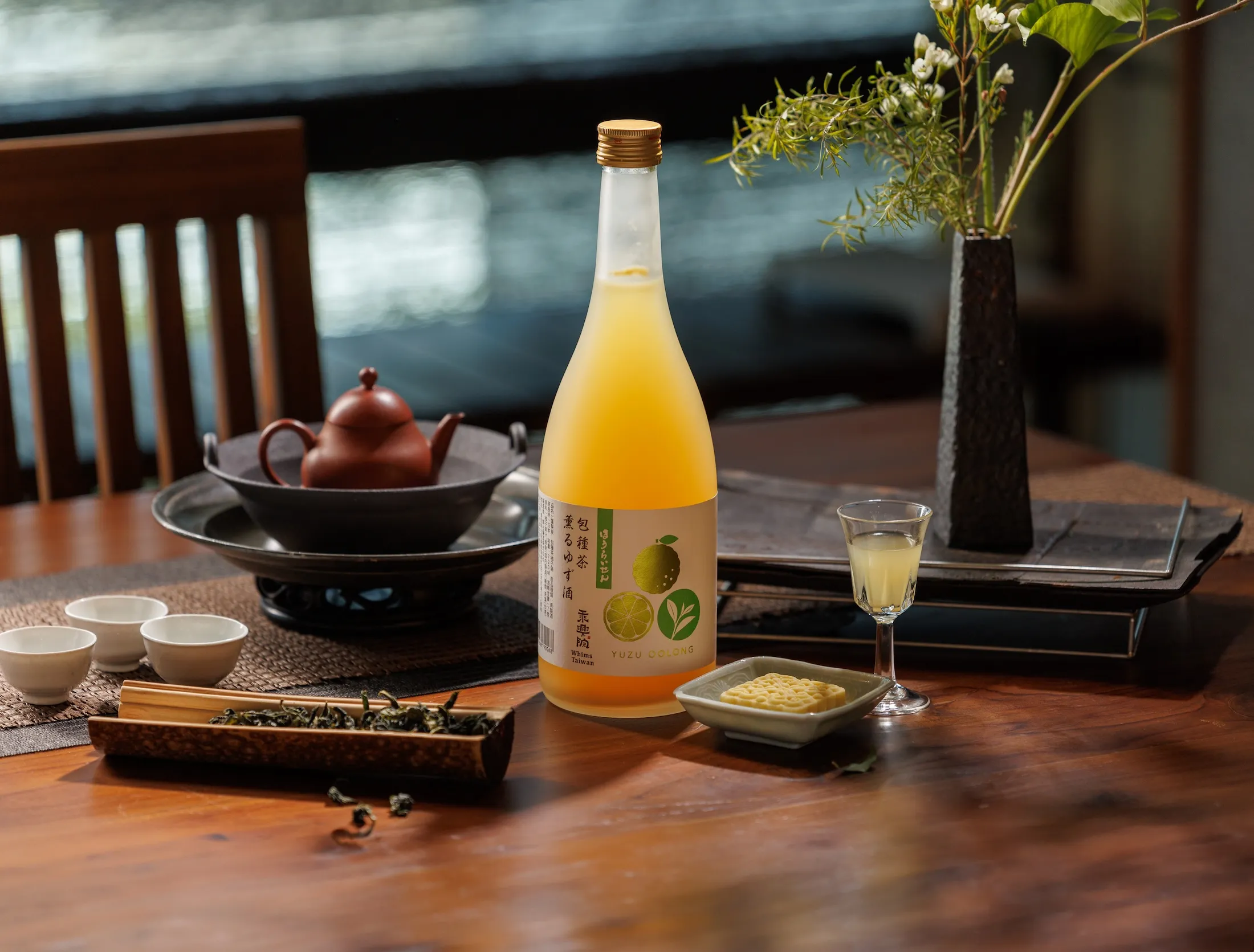「本事選酒」攜手「乘興院」推出新品「蓬萊泉乘興院包種茶柚子酒」，將台灣包種茶與日本柚子酒結合，入口清新果香，尾韻浮現細緻花香與茶韻。（1,500元／瓶）（本事選酒提供）