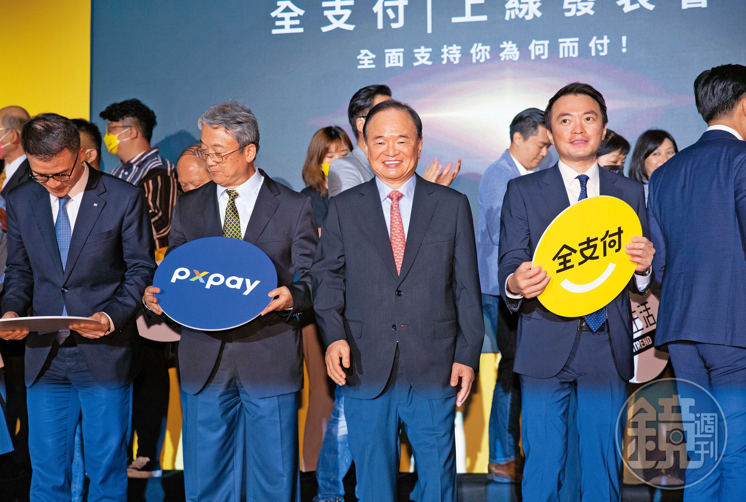 林敏雄(中)在全支付上線時霸氣宣誓,即使「虧錢5年也要拚領頭羊」,並指派長子林弘斌(右)擔任監軍。