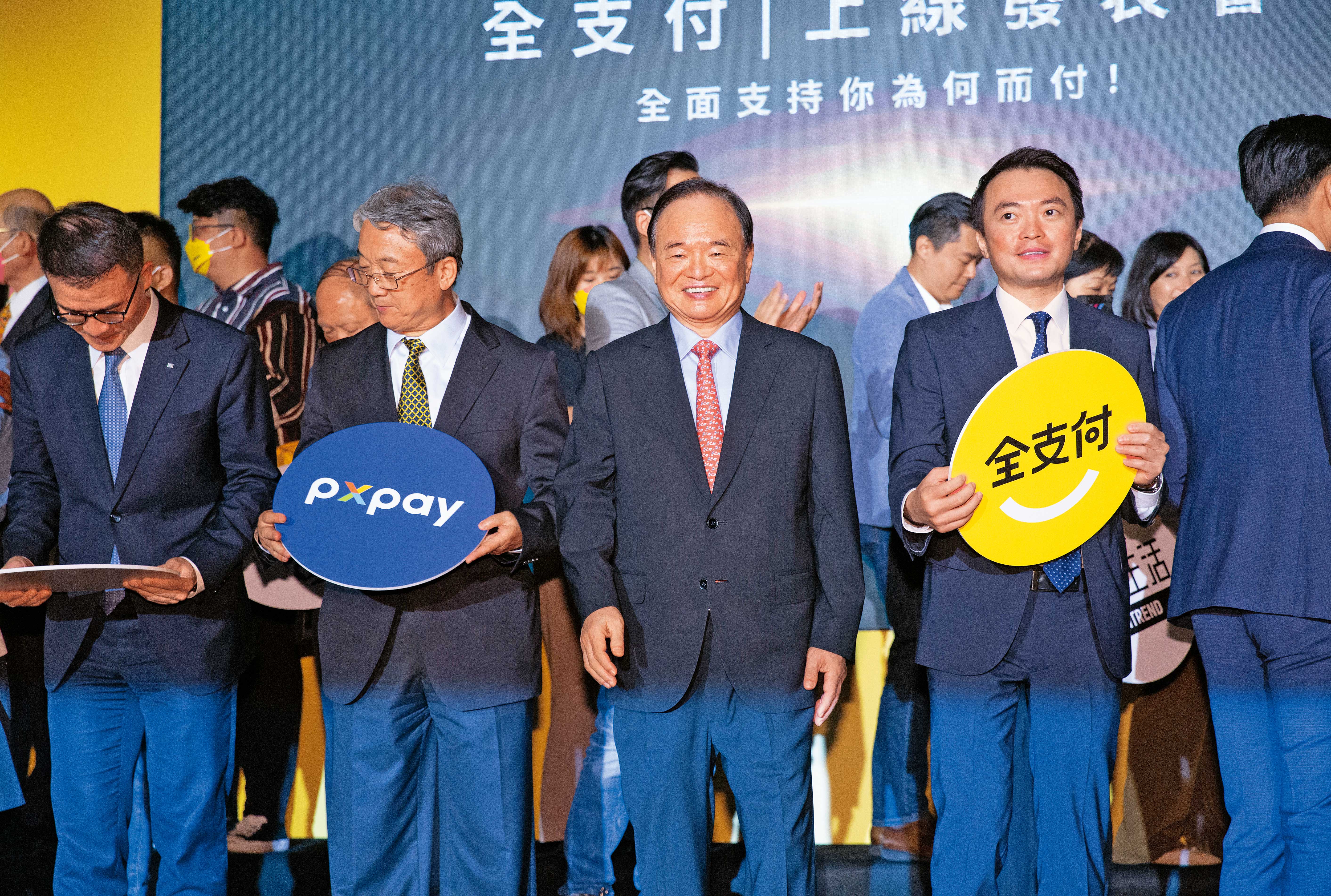 林敏雄(中)在全支付上線時霸氣宣誓,即使「虧錢5年也要拚領頭羊」,並指派長子林弘斌(右)擔任監軍。
