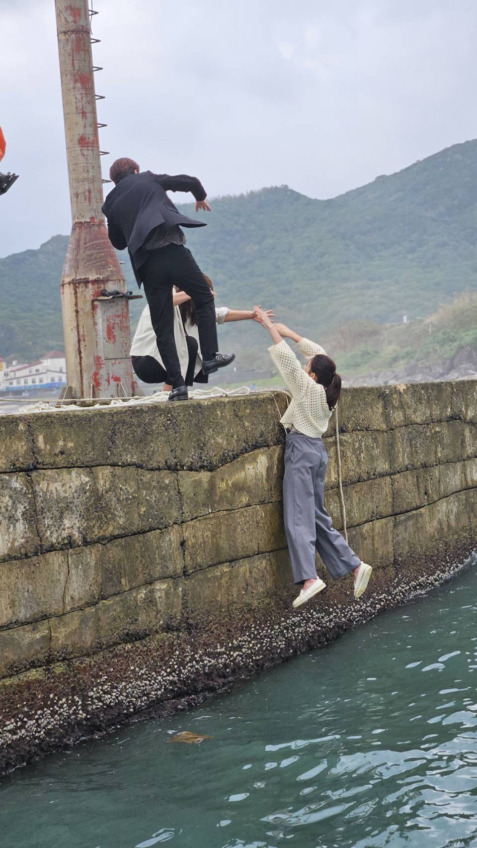 李又汝、曾智希《愛的榮耀》飾演姊妹反目成仇，黃文星在岸上曬傷。（民視提供）