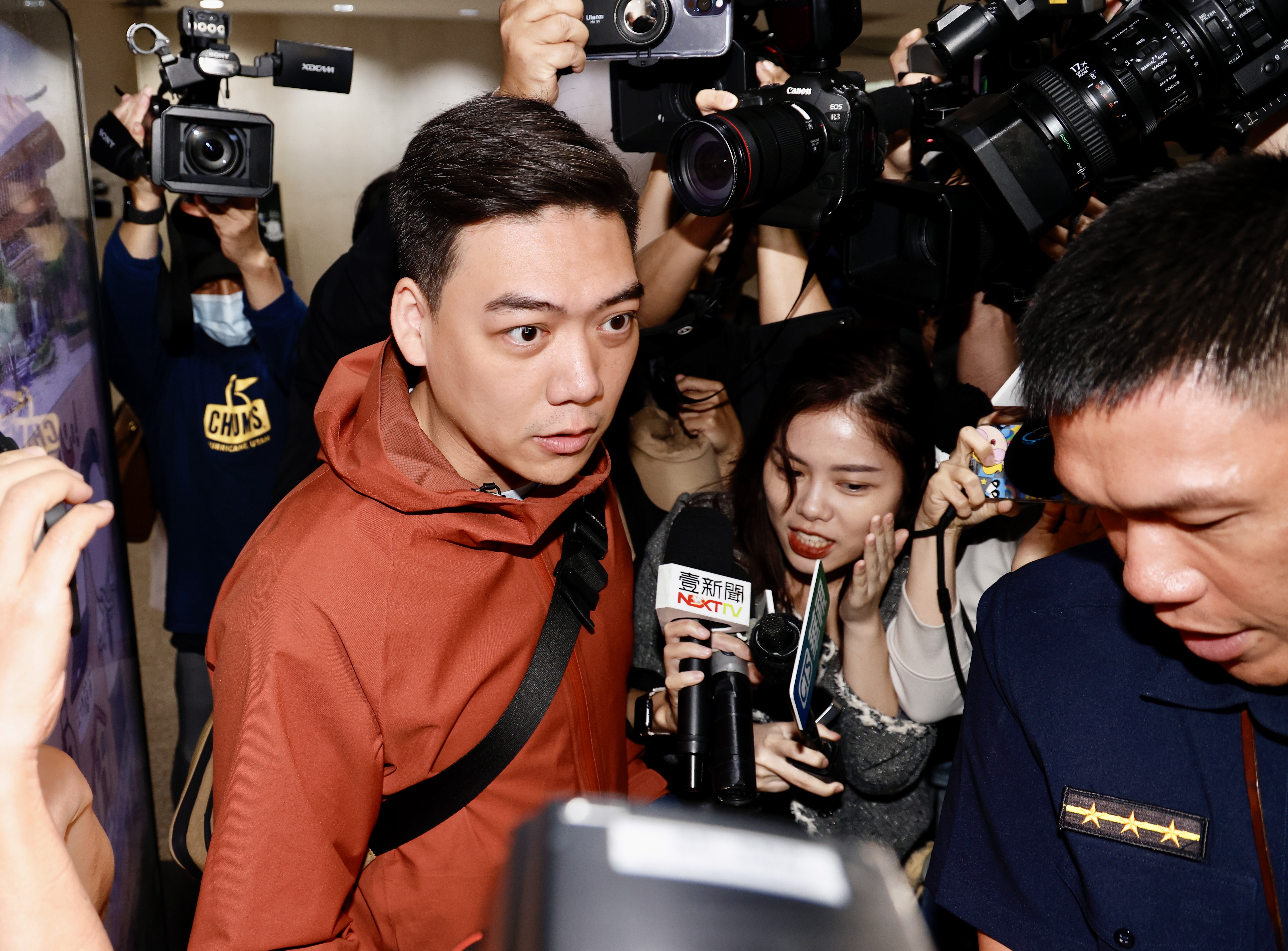 罷瑤召集人賴苡任為了更換領銜人，近日忙著寄出同意書，今還因為偽造連署案遭北檢傳喚。