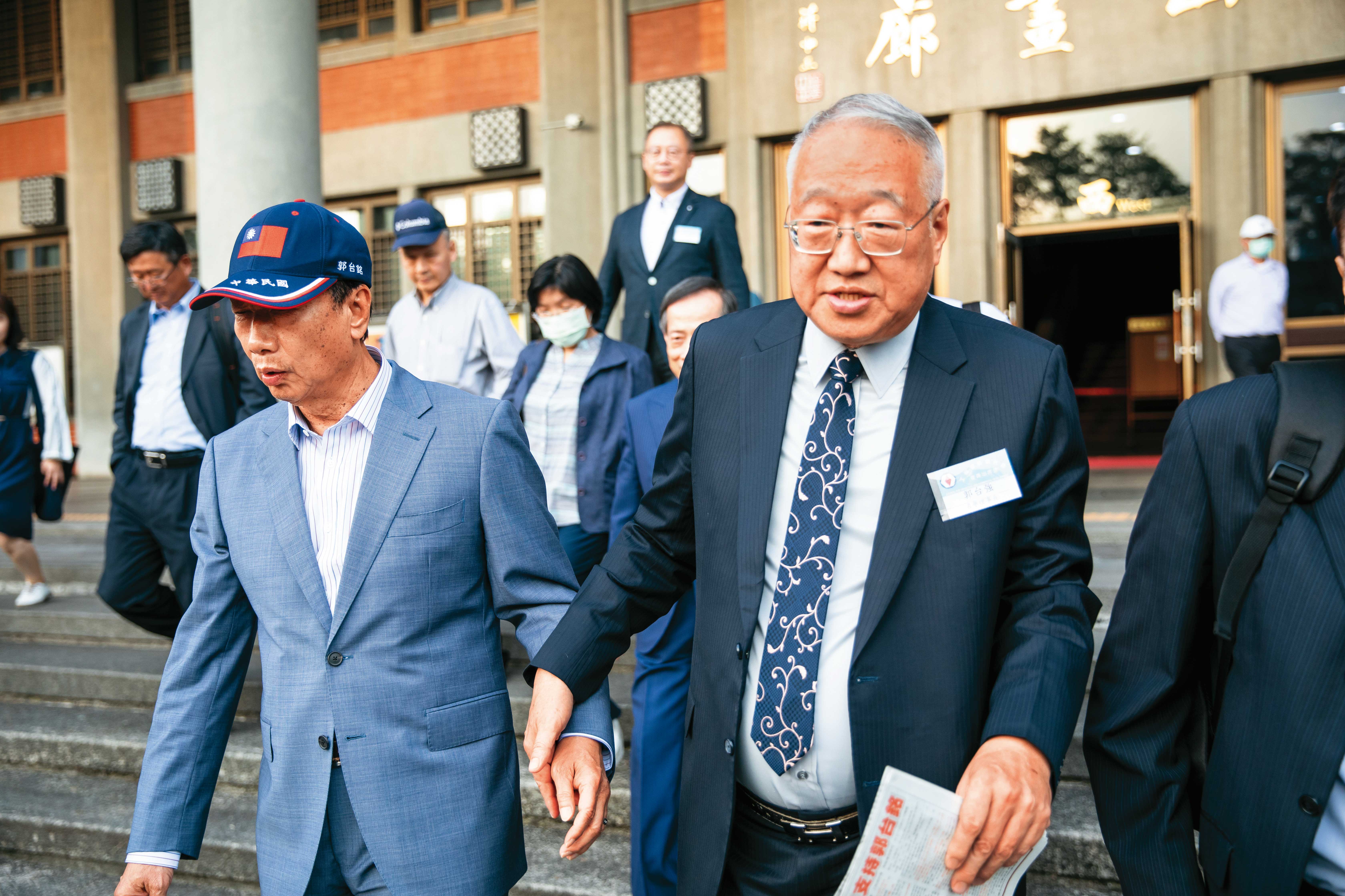 鴻海集團創辦人郭台銘（左）與胞弟郭台強（右）在科技業各擁一片天。