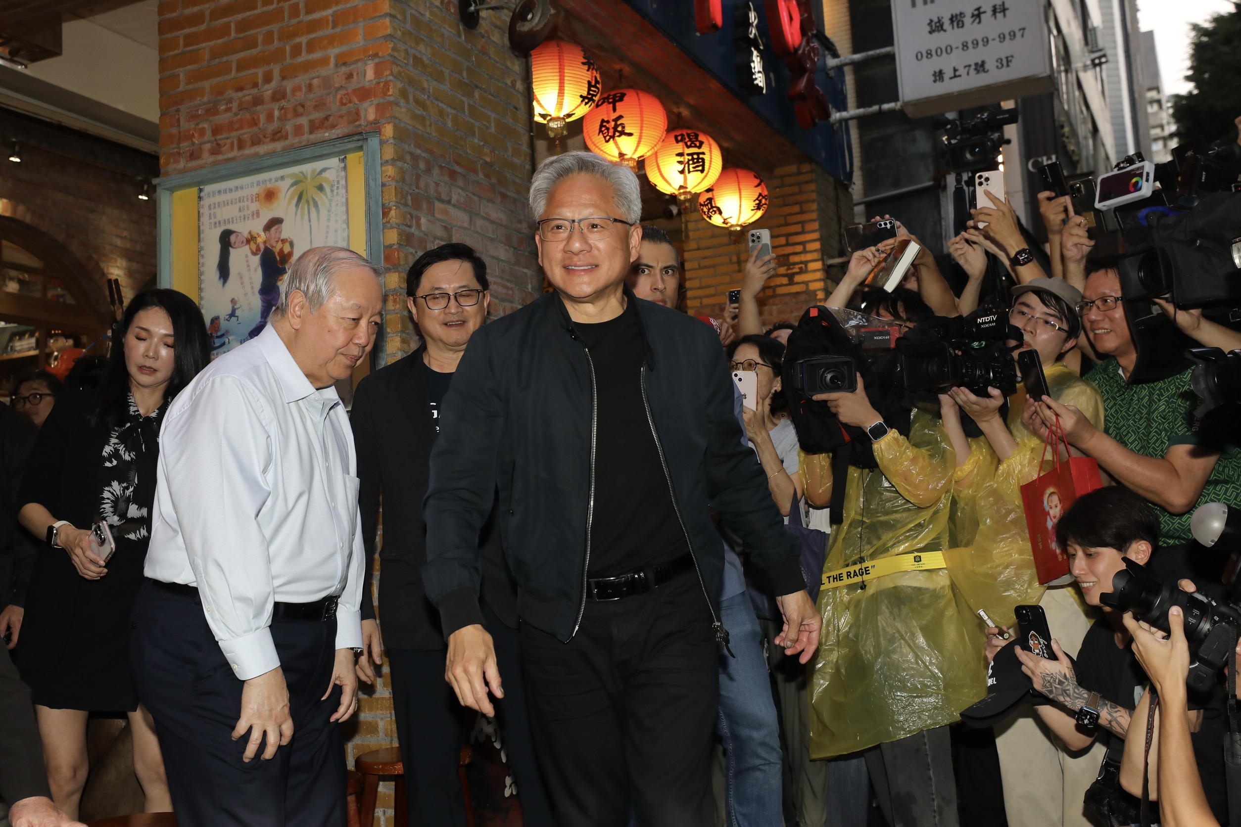 輝達創辦人黃仁勳今（17）晚宴請台灣供應鏈大咖們用餐，再現「兆元宴」的經典風采。