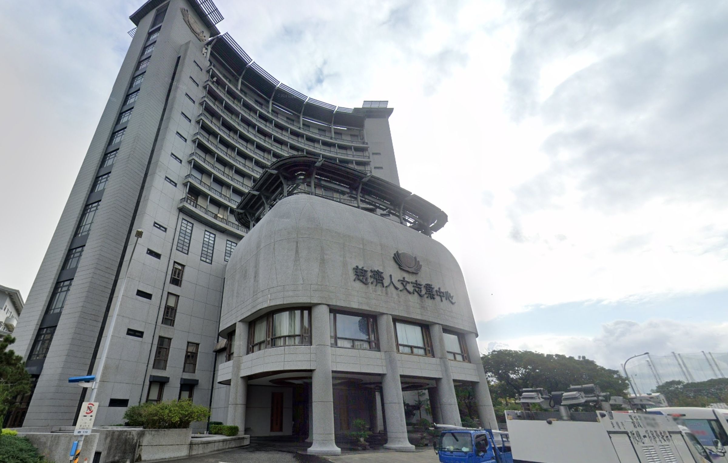 陳保中控訴「新大愛劇場」拍攝到一半遭大愛電視台要求停拍,甚至還被追回前期款項。(翻攝自Google Maps)
