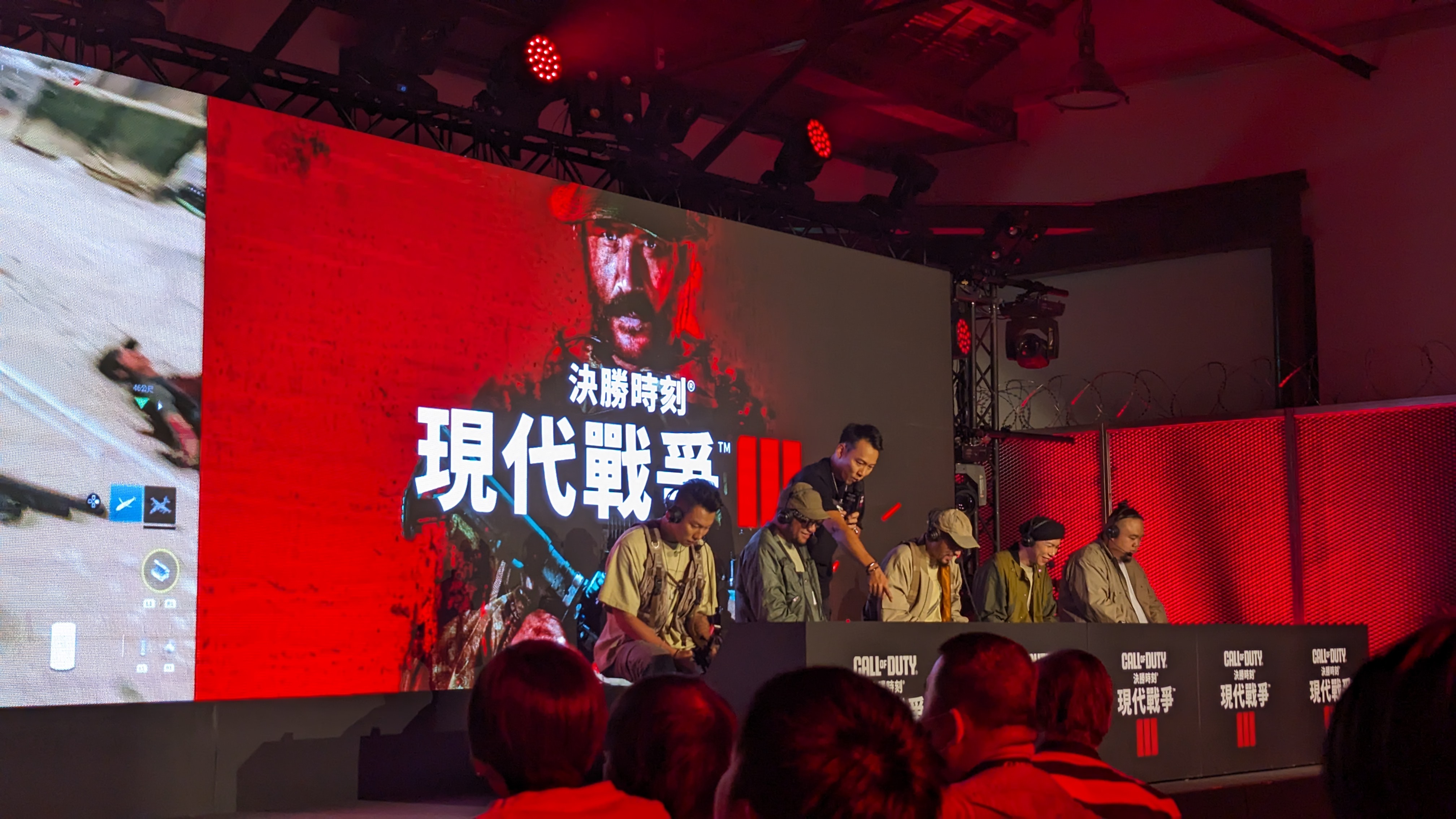 「兄弟本色G.U.T.S」在記者會現場直接組隊遊玩《現代戰爭III 2023》。
