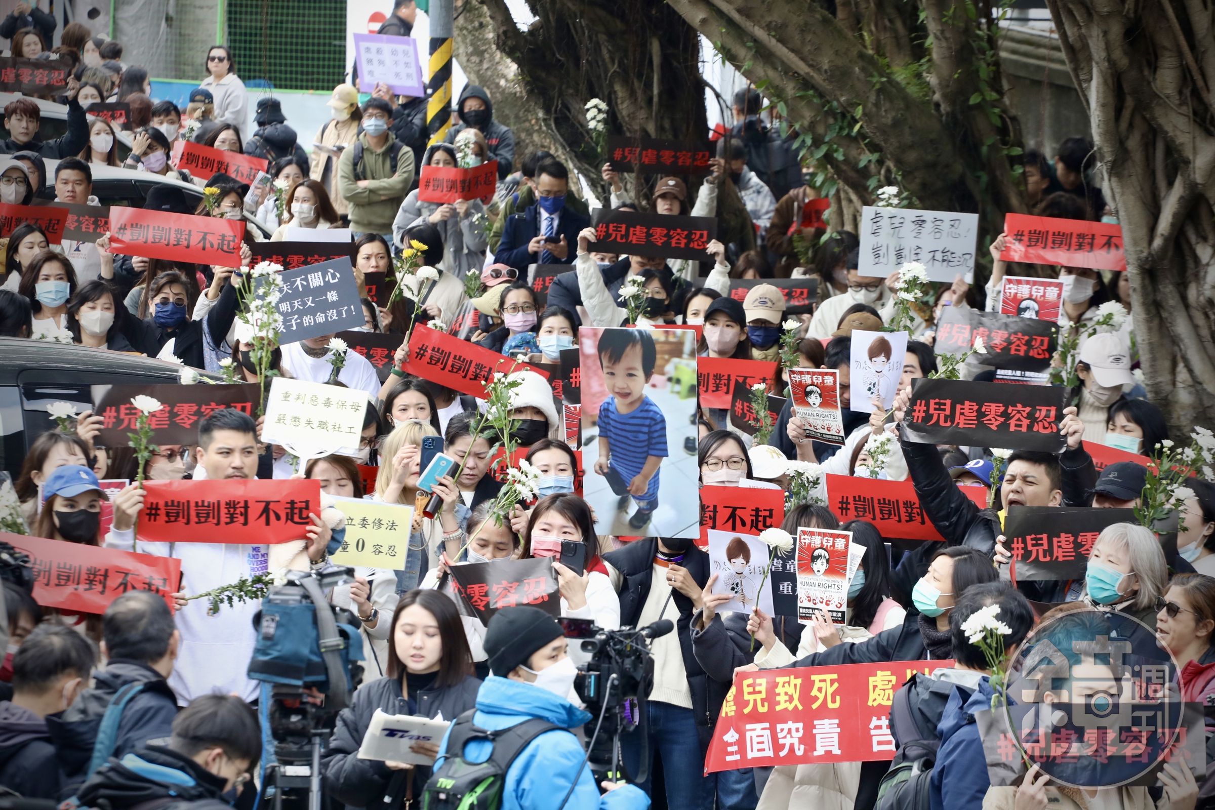 大批民眾在法院外聲援剴剴案。