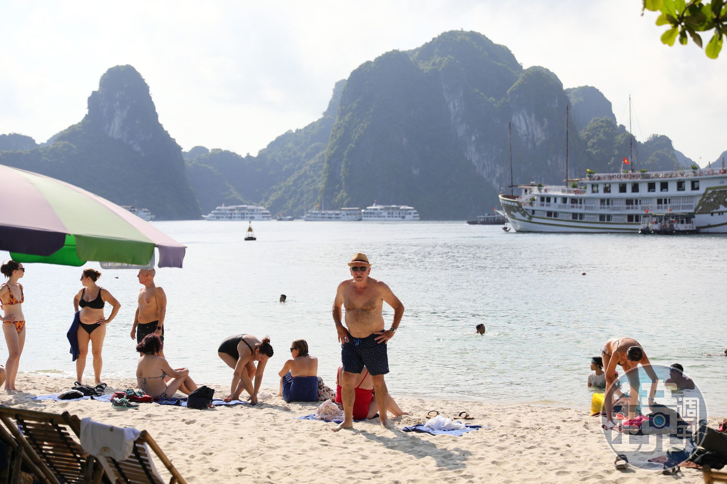 歐美旅客見到沙灘紛紛於此曬日光浴或將身體浸泡在海水裡。