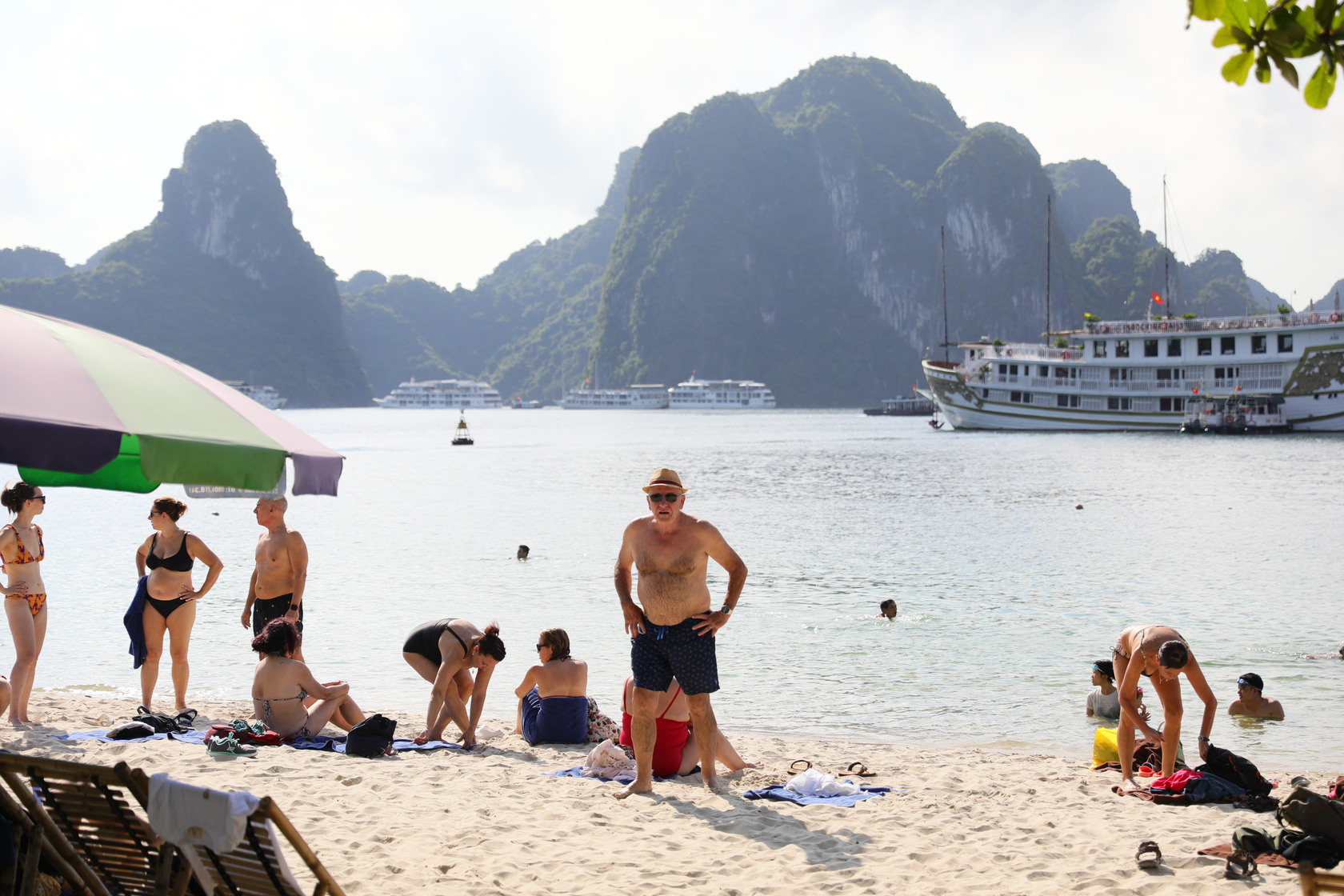 歐美旅客見到沙灘紛紛於此曬日光浴或將身體浸泡在海水裡。