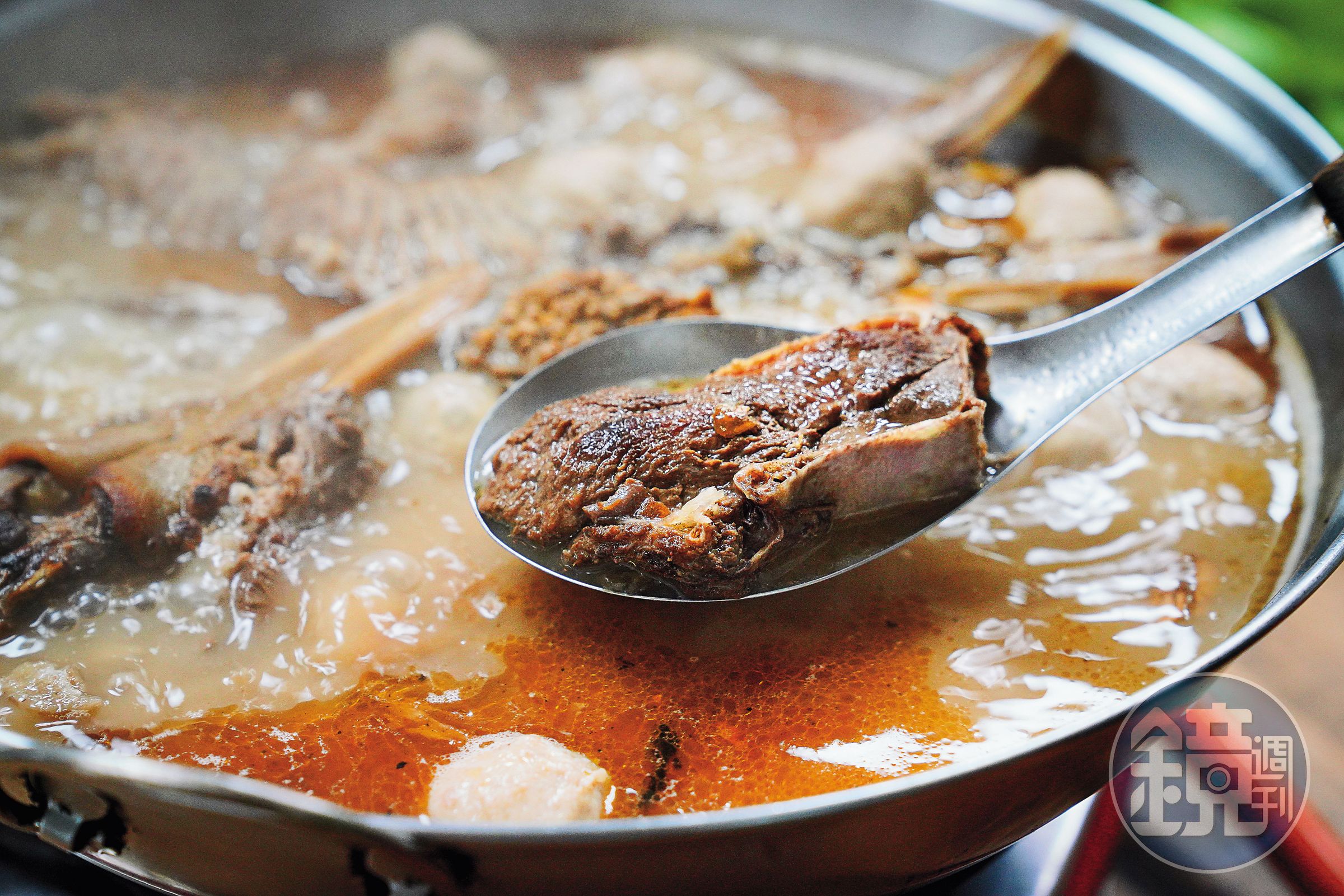 鴨肉皮Q有嚼勁，湯頭甘甜帶點老薑辛辣，喝1碗全身就暖起來。（鴨肉450元／每份、米酒50元／每瓶）