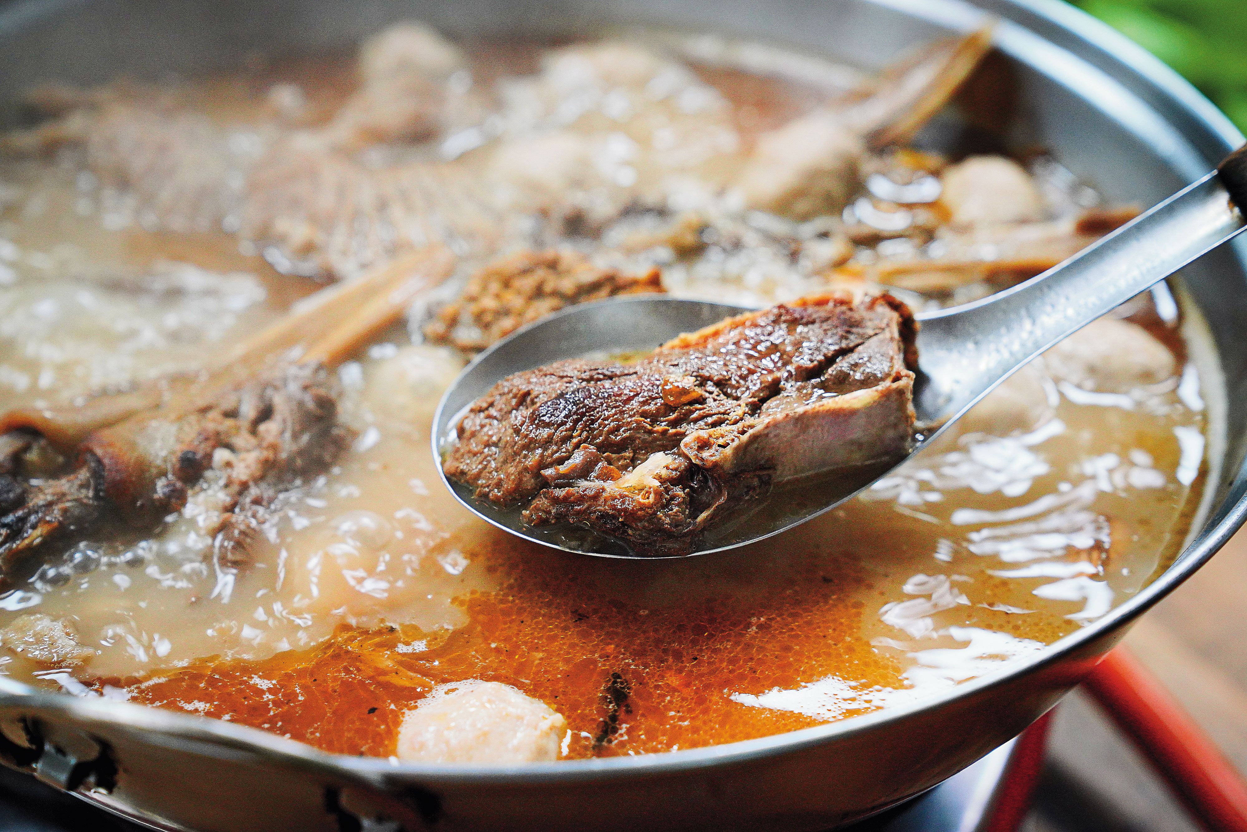 鴨肉皮Q有嚼勁，湯頭甘甜帶點老薑辛辣，喝1碗全身就暖起來。（鴨肉450元／每份、米酒50元／每瓶）