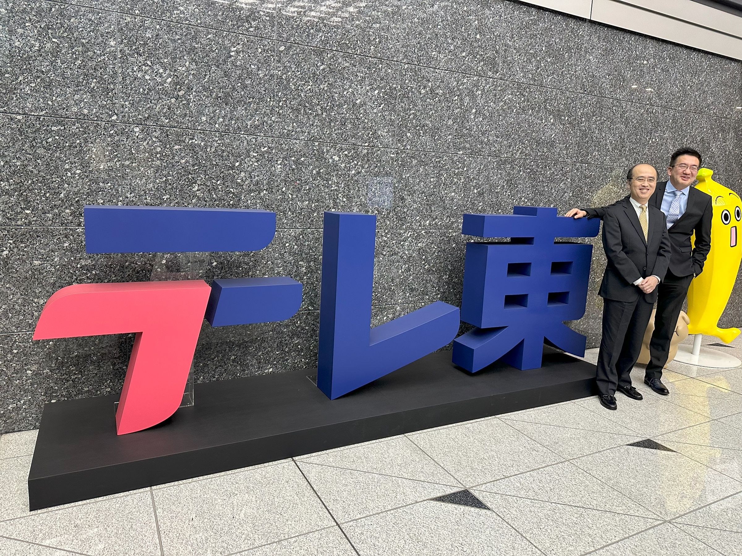 杰德影音暨GagaOOLala影音平台執行長林志杰（右）與東京電視台國際事業室長齊木裕明期望《25時，赤坂見》能帶獲得全球觀眾喜愛。（GagaOOLala提供）