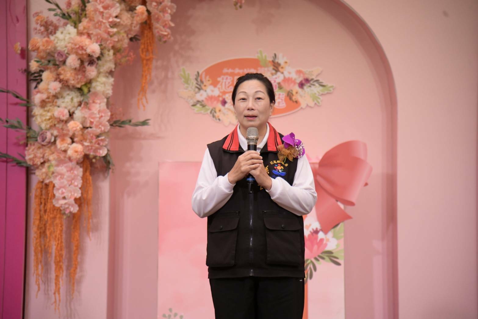 近日花蓮又傳新的堰塞湖威脅，縣長徐榛蔚19日仍出席主持證婚，引發批評。（花蓮縣政府提供）