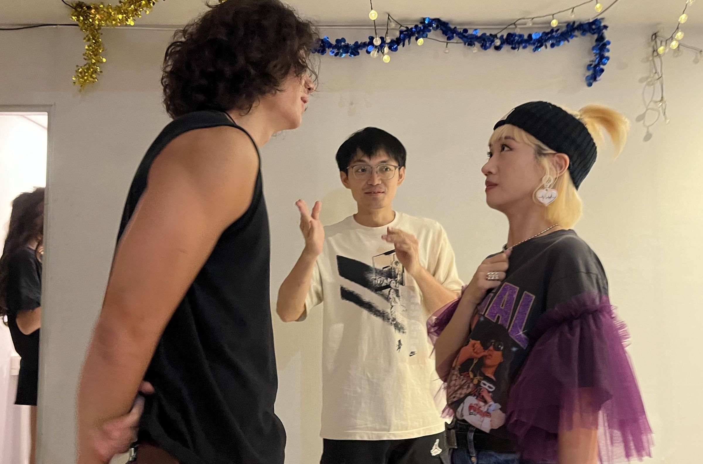 剛宣布與陳漢典結婚喜訊的Lulu黃路梓茵（右）也有加入演出，奇軒馬上送上祝福。（種子影業提供）