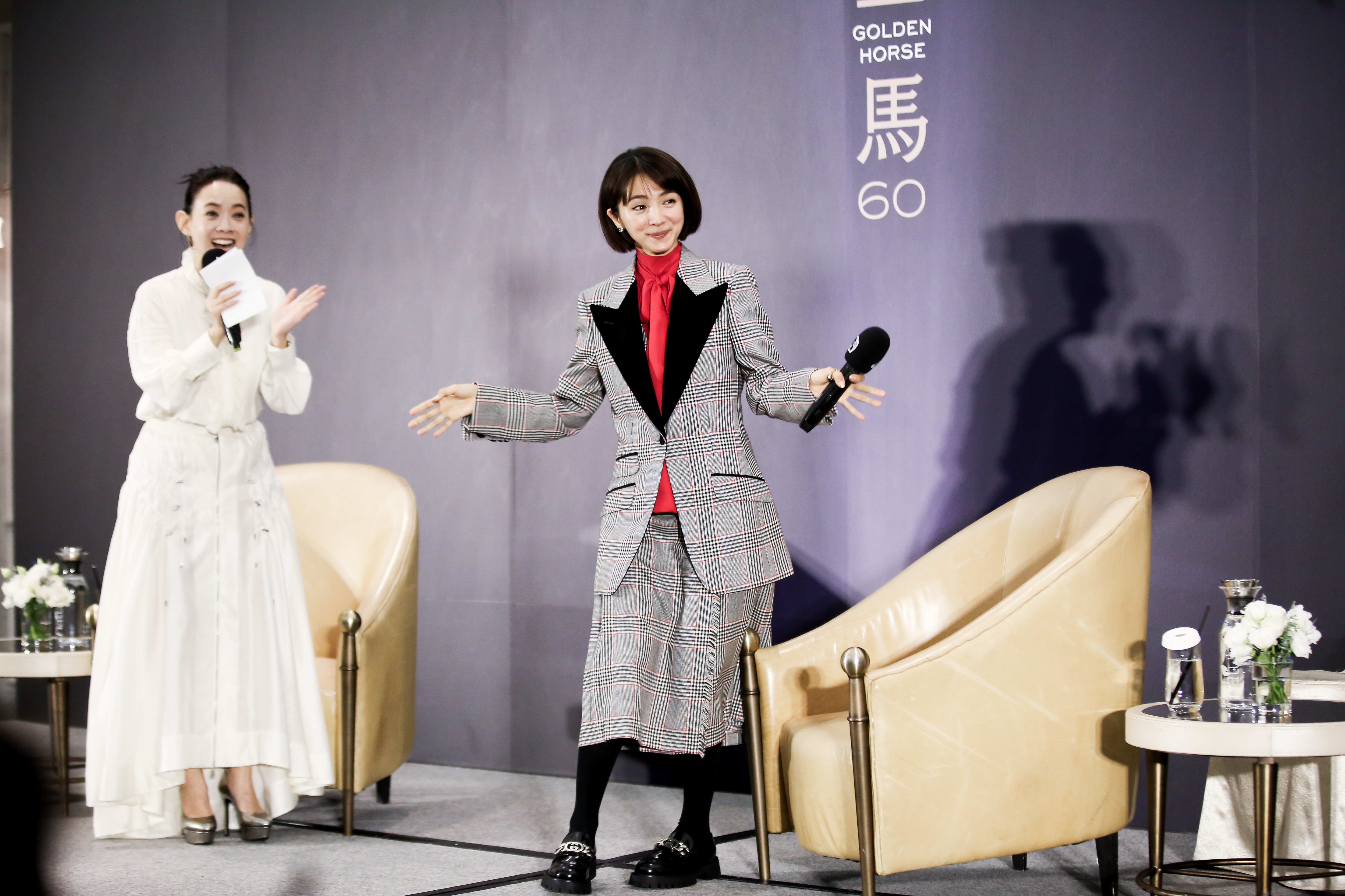現場媒體為滿島光唱生日快樂歌，她隨著歌聲開心跳舞。