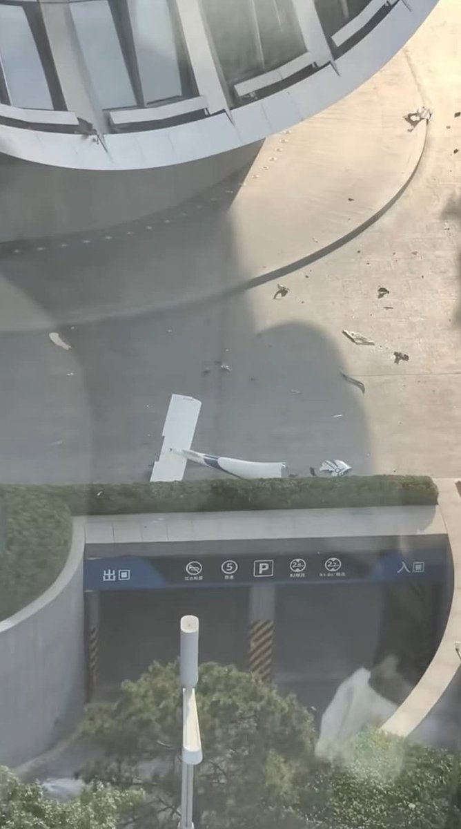 北京最高108層樓高的「中國尊」中信大廈,昨天被一架小型飛機撞上,地面還可見飛機的殘骸。(翻攝自X平台)