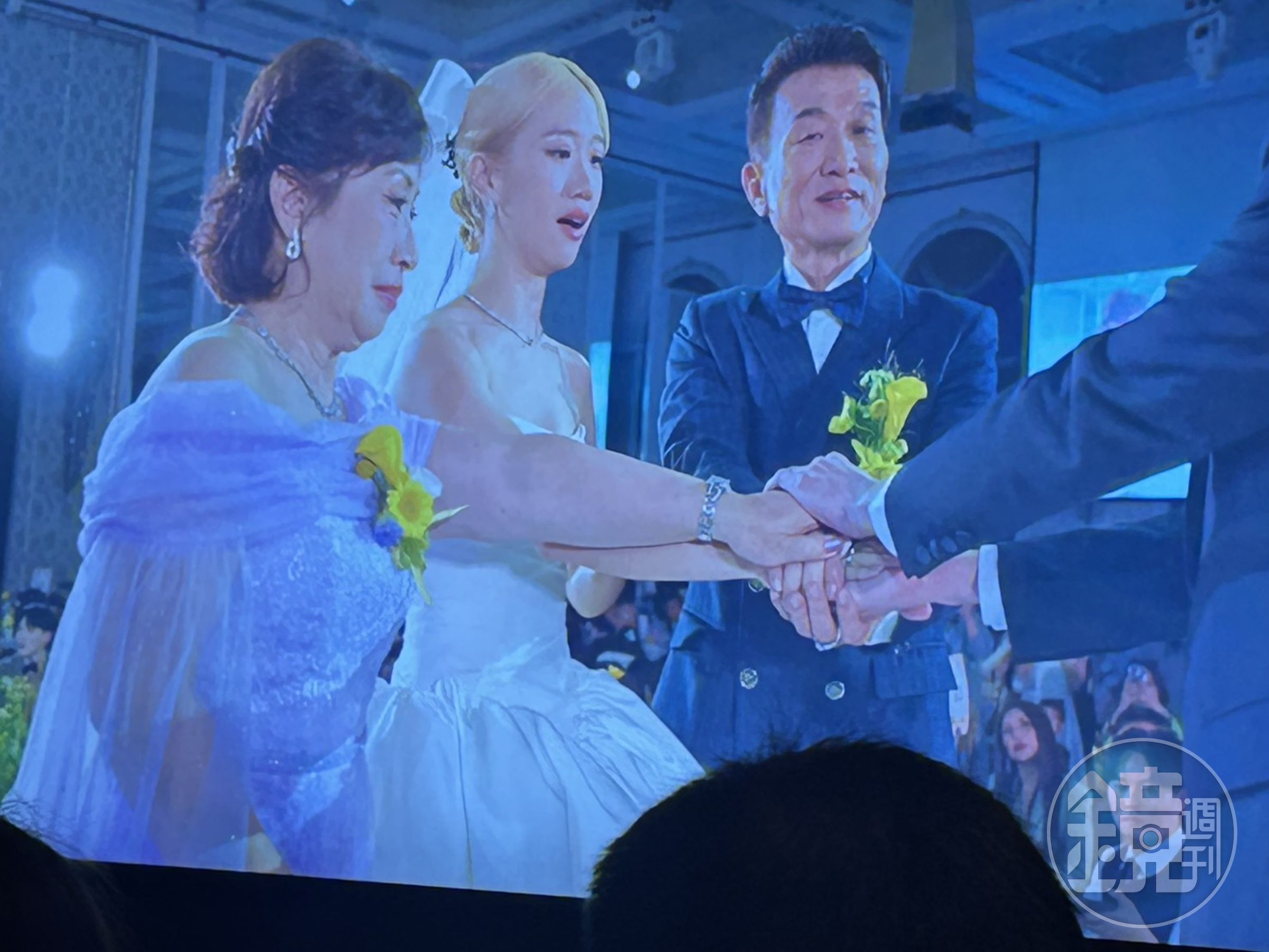 Lulu爸媽將女兒托付給陳漢典，場面相當溫馨感人。（讀者提供）