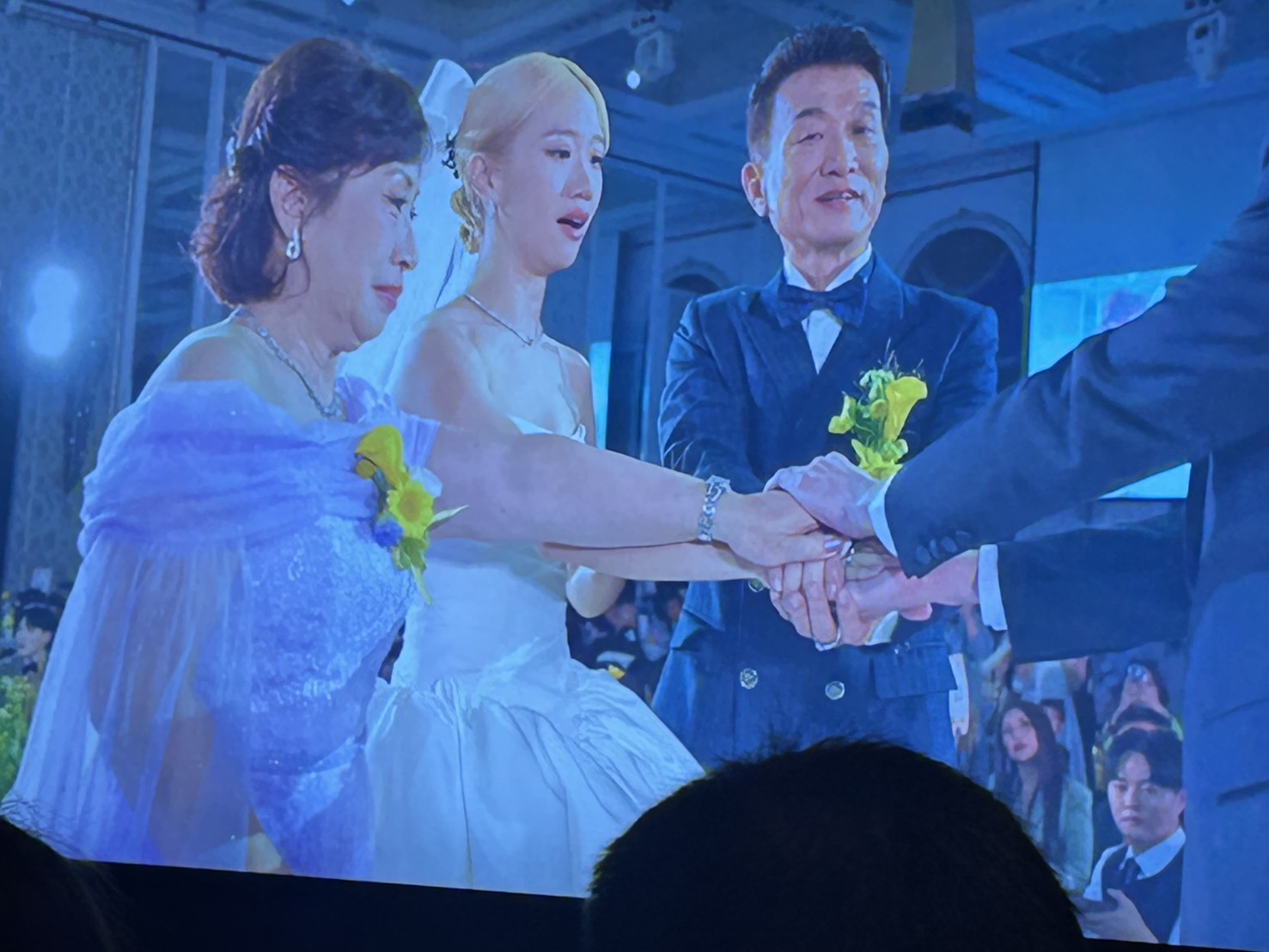 Lulu爸媽將女兒托付給陳漢典，場面相當溫馨感人。（讀者提供）