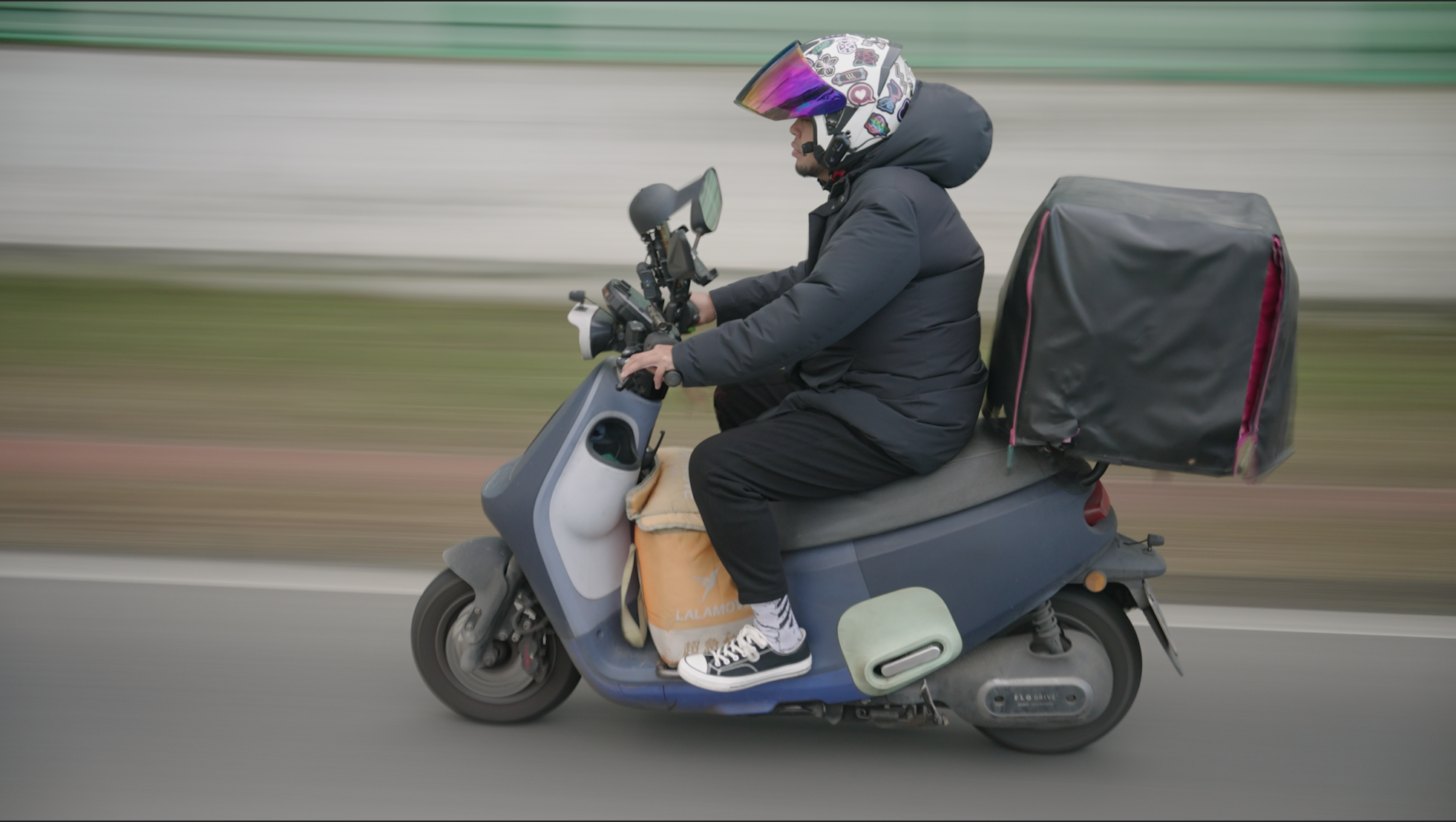 觀點短片《追風者》描繪30歲外送員的飄泊心聲。（公視提供）